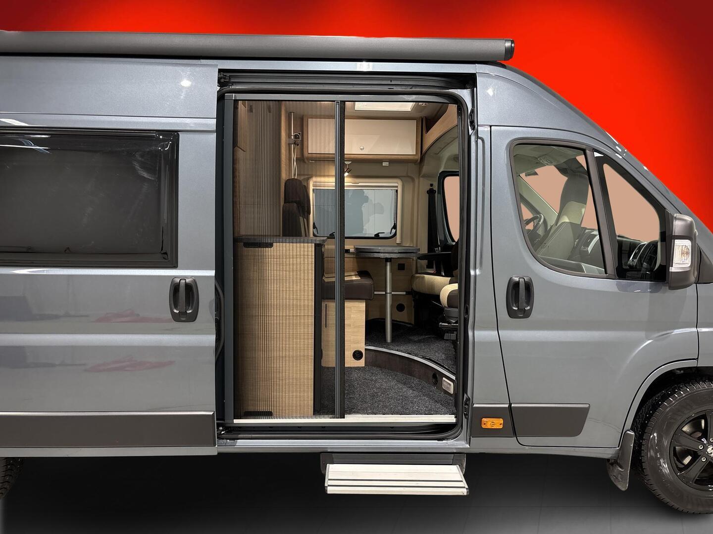 ROADCAR VAN R 640 2024