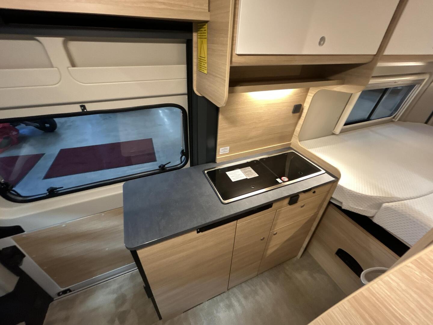 ROADCAR VAN R 640 2023