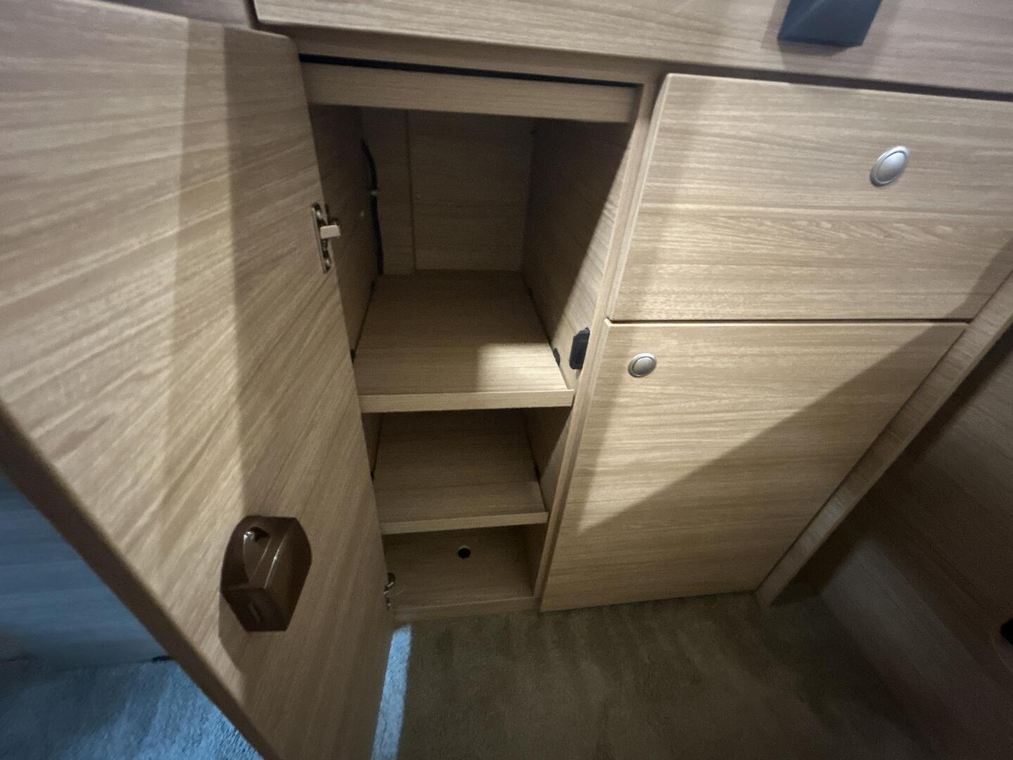 ROADCAR VAN R 640 2023