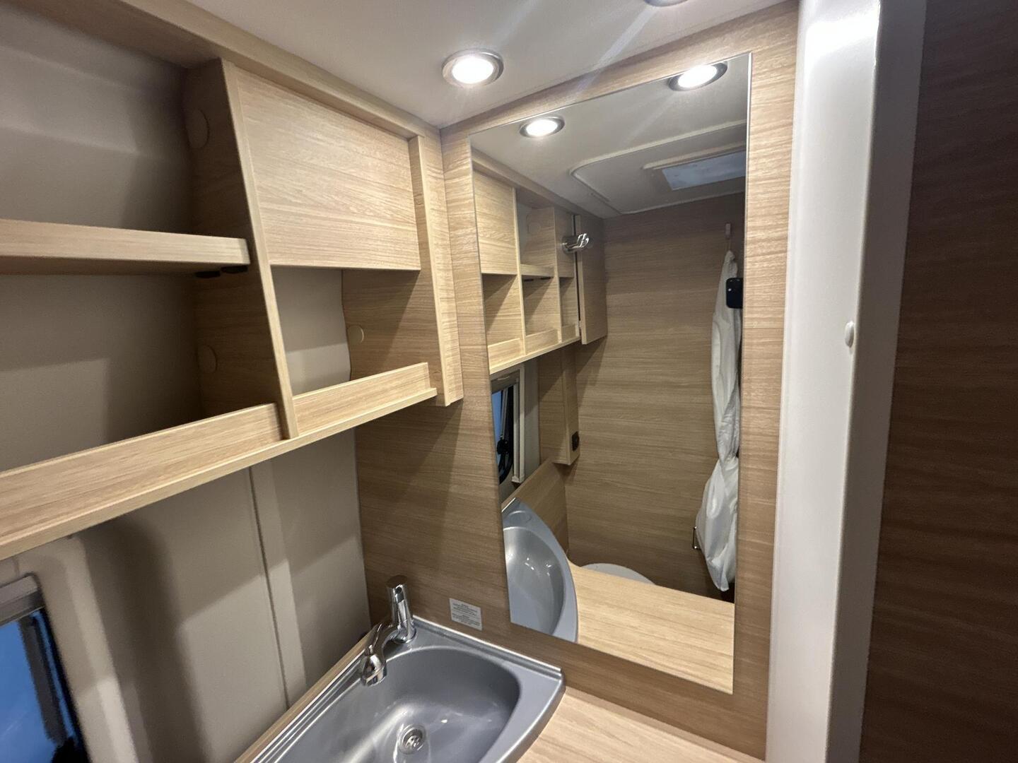 ROADCAR VAN R 640 2023