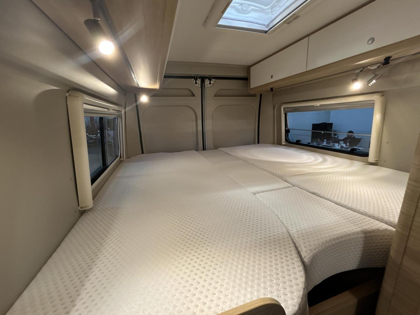 ROADCAR VAN R 640 2023