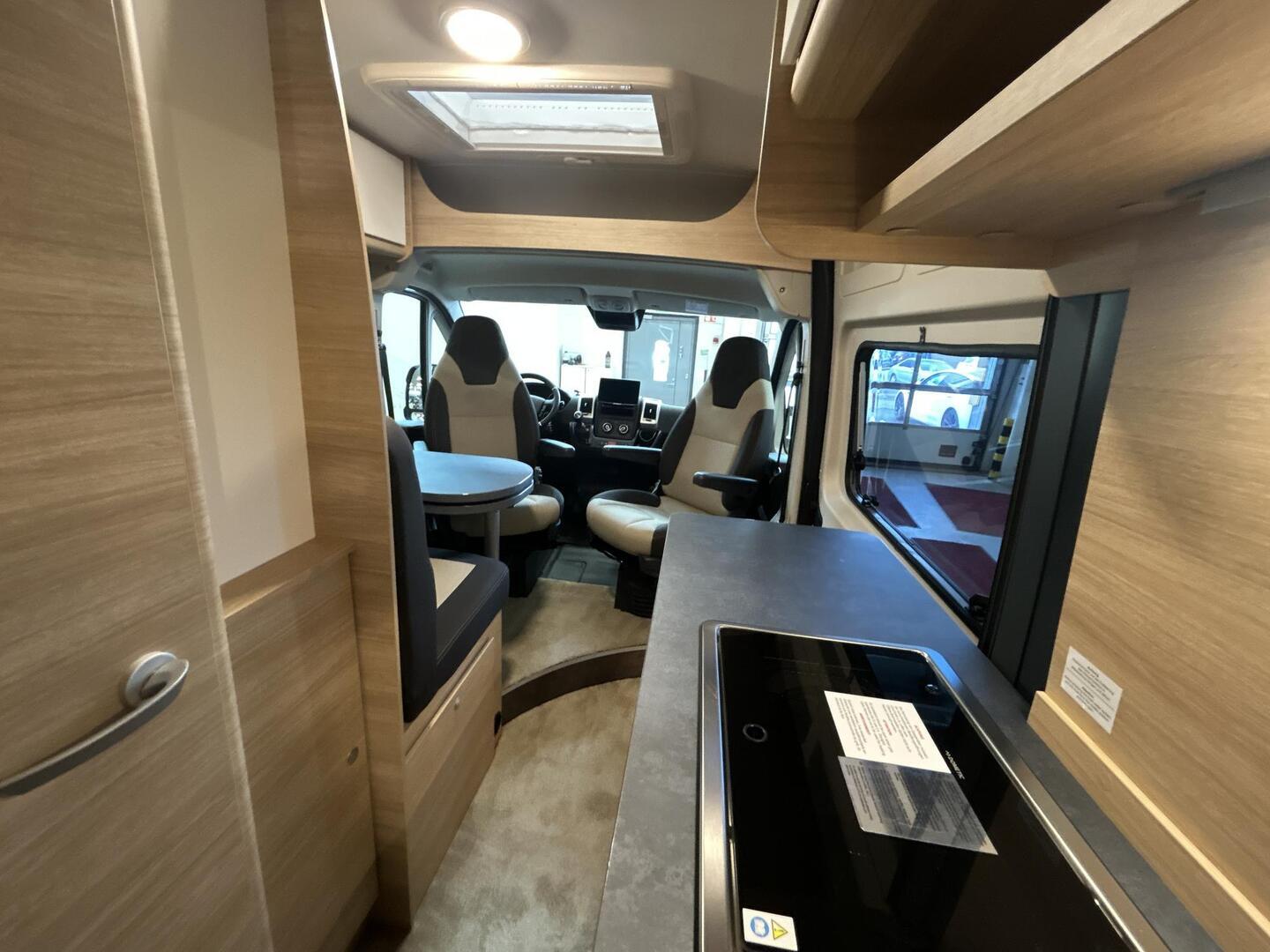 ROADCAR VAN R 640 2023