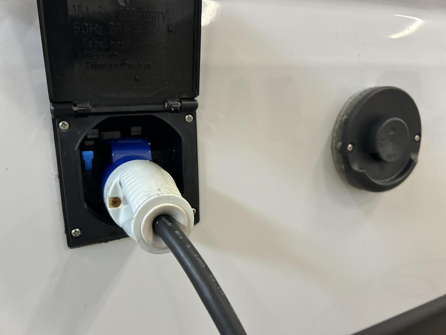 ROADCAR VAN R 640 2023