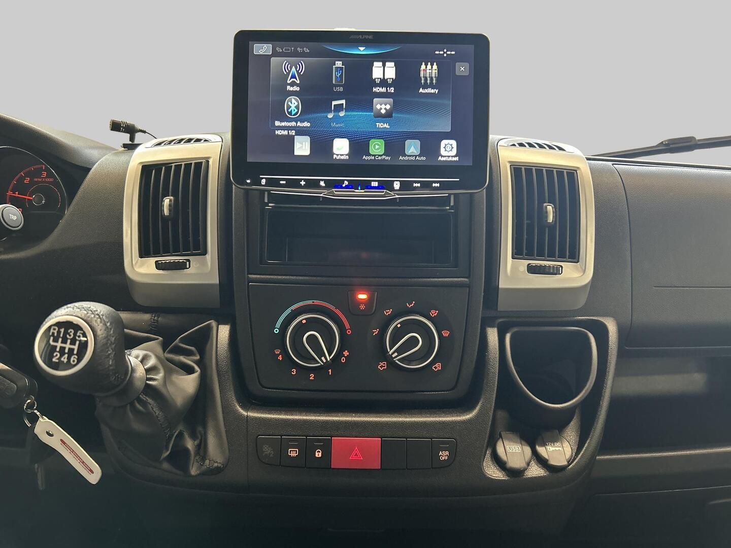 ROADCAR VAN R 640 2023