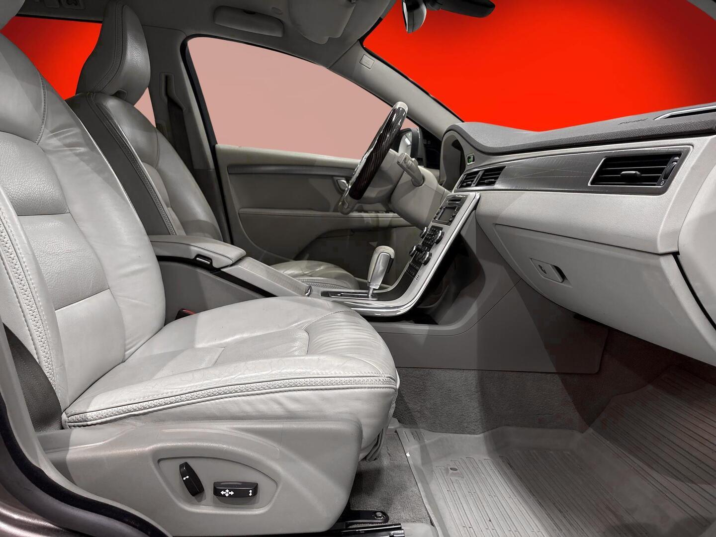 VOLVO XC70 2011