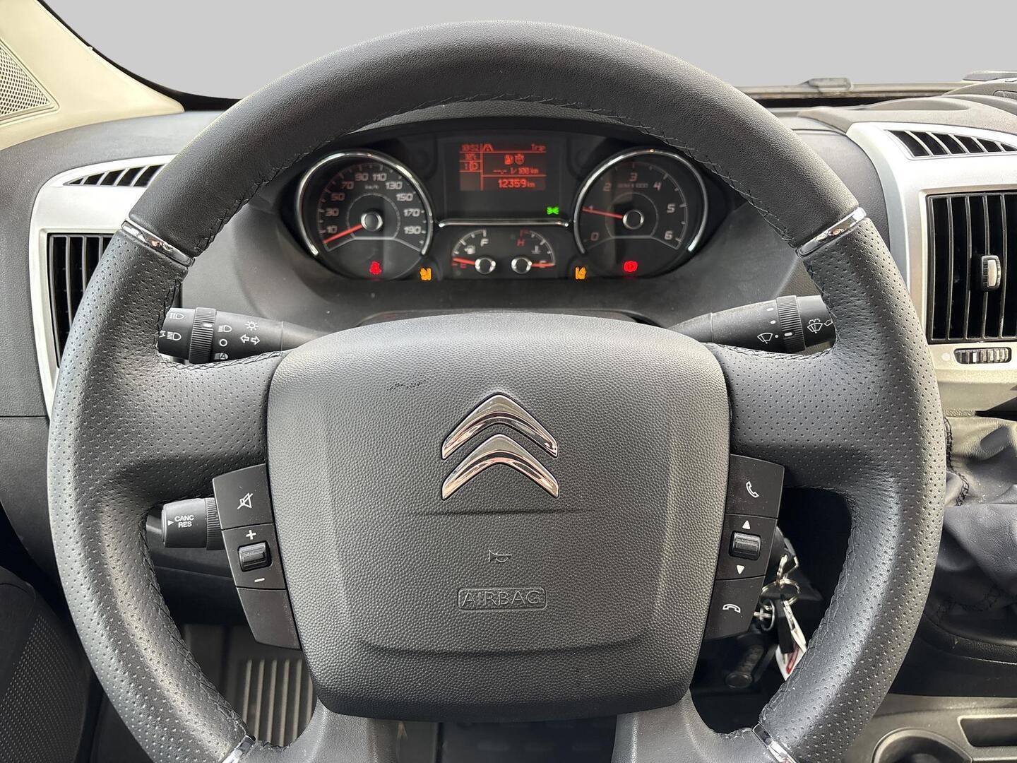 ROADCAR VAN R 600 2024