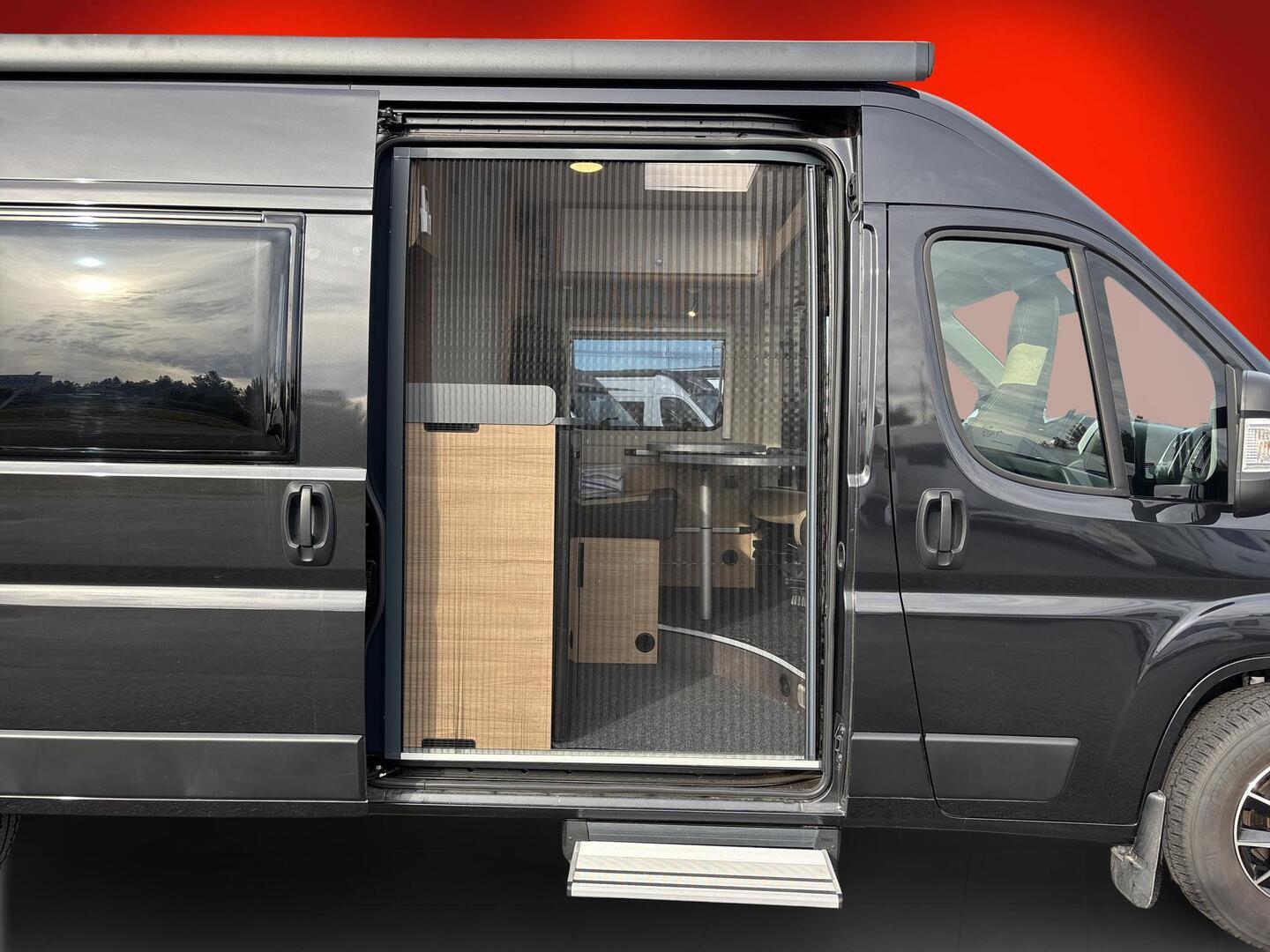 ROADCAR VAN R 600 2024