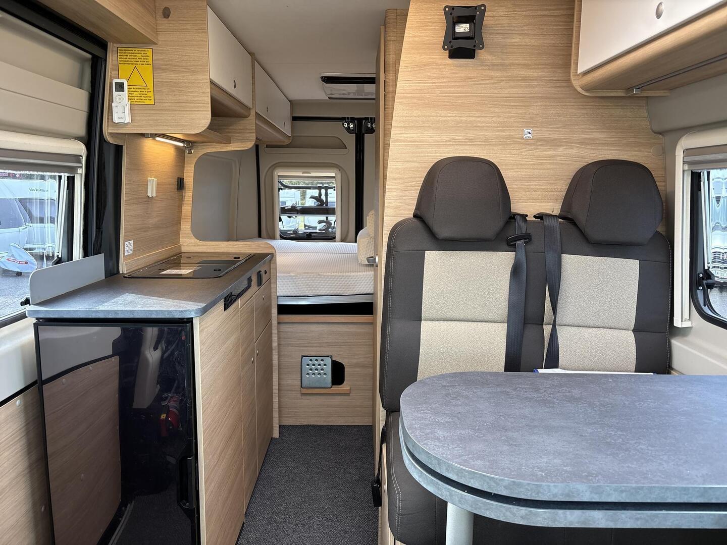 ROADCAR VAN R 600 2024