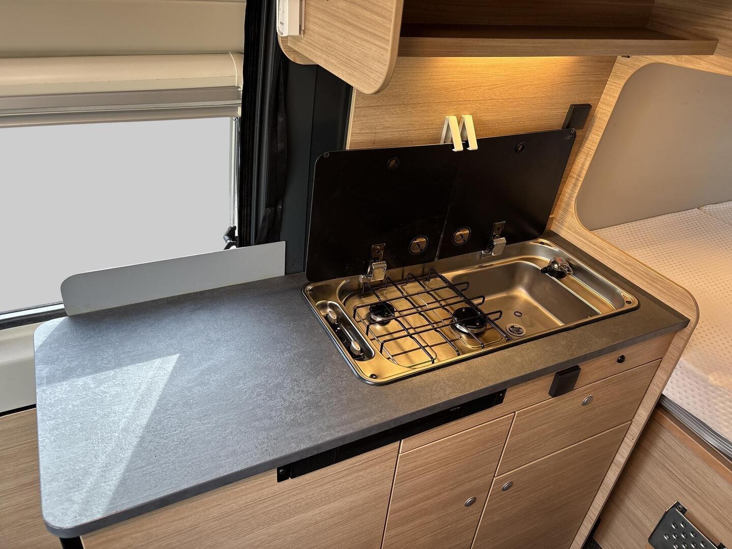 ROADCAR VAN R 600 2024