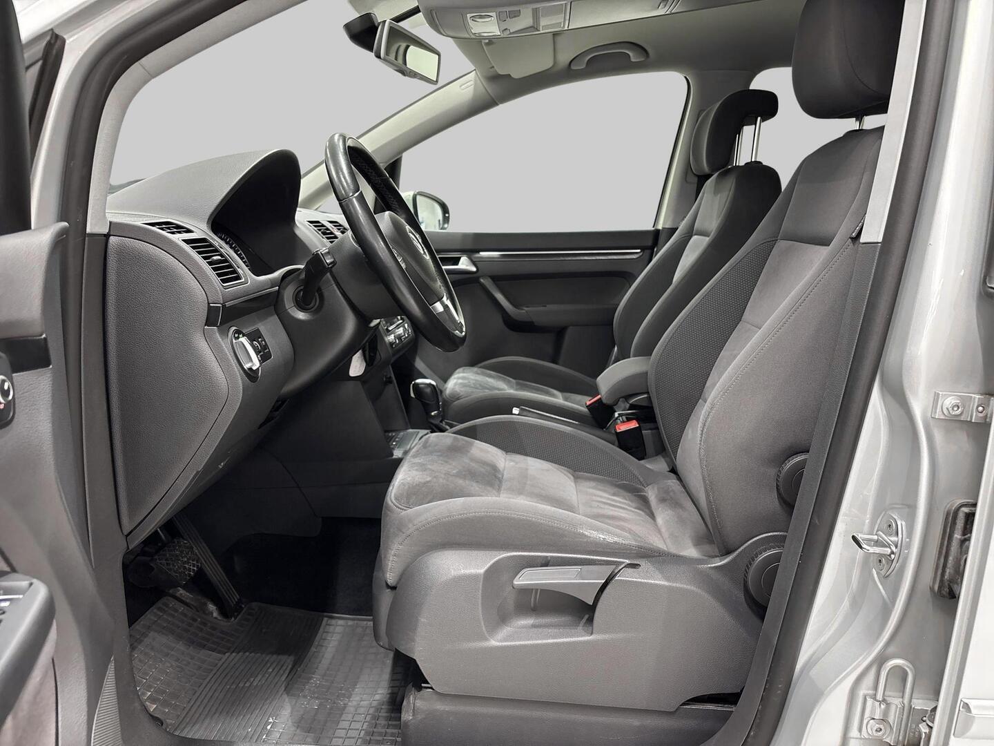 VOLKSWAGEN Touran 2011