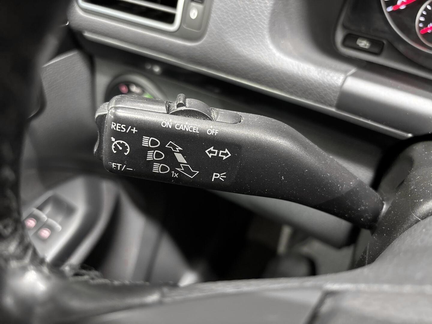 VOLKSWAGEN Touran 2011