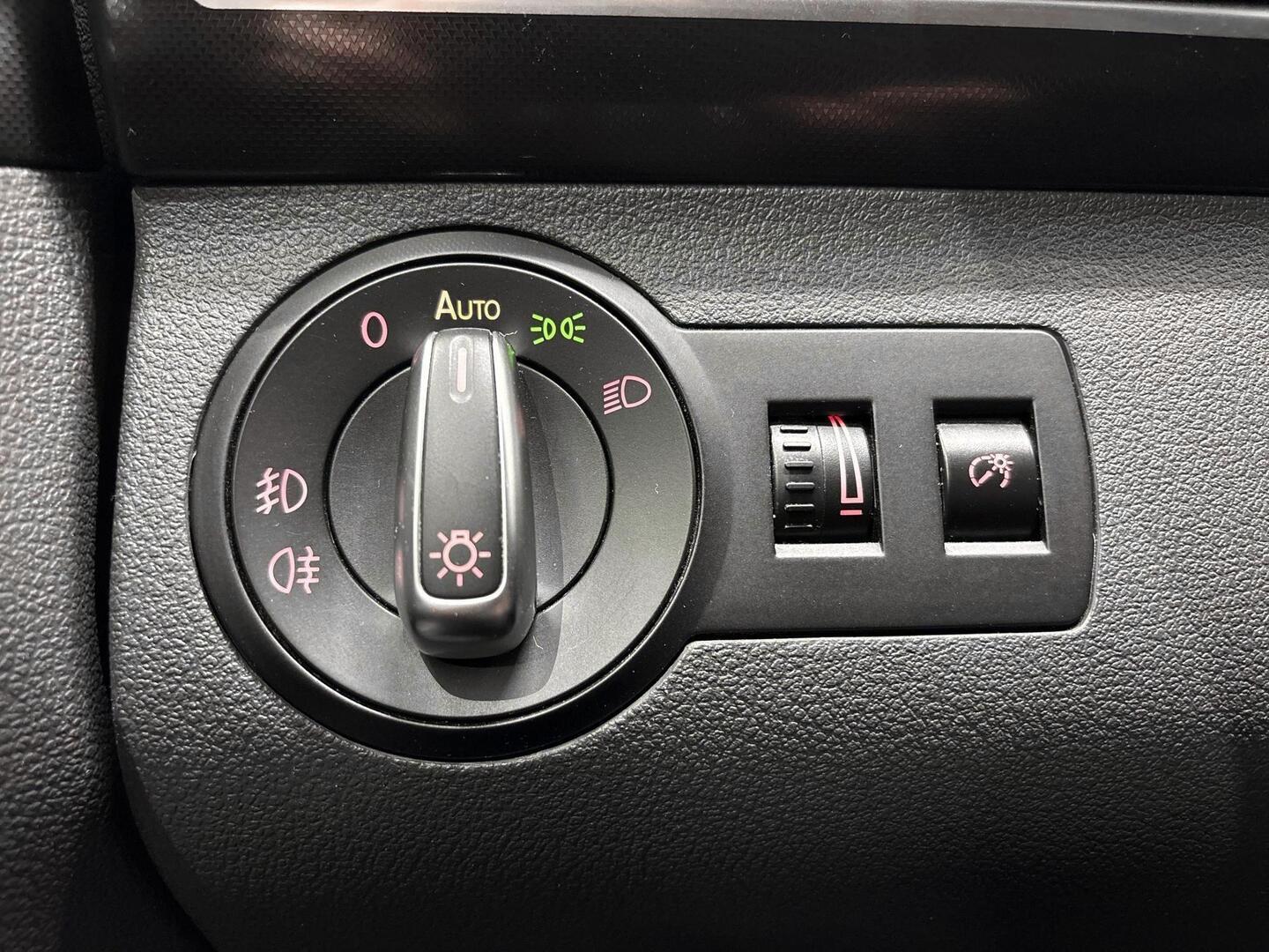 VOLKSWAGEN Touran 2011