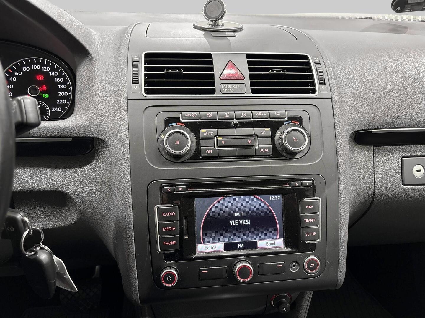 VOLKSWAGEN Touran 2011