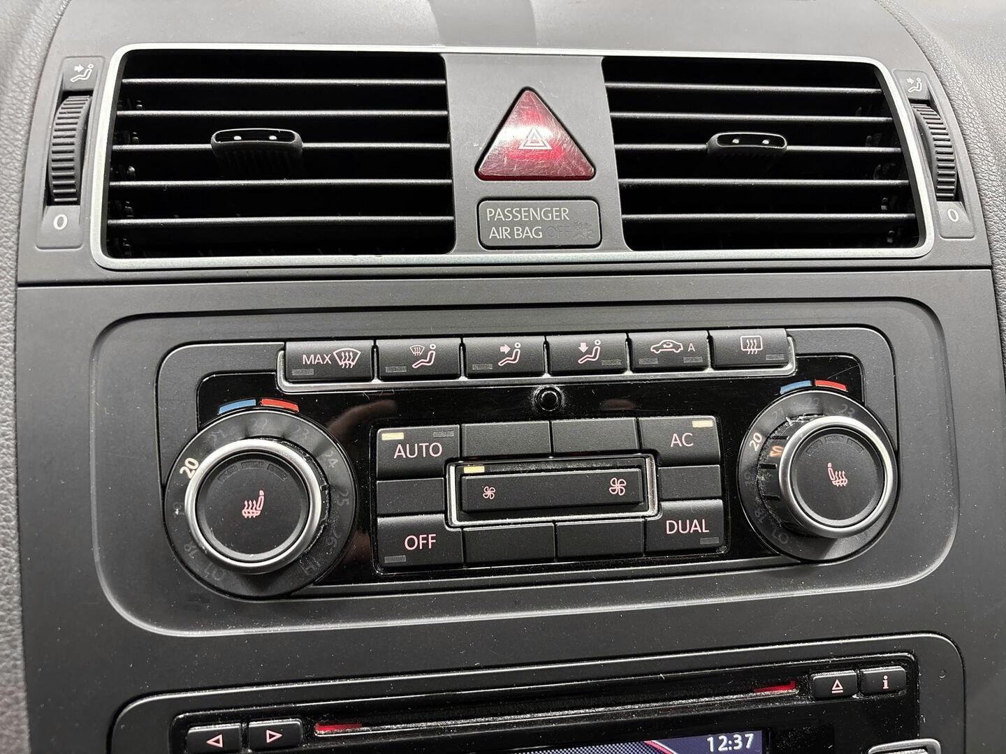 VOLKSWAGEN Touran 2011