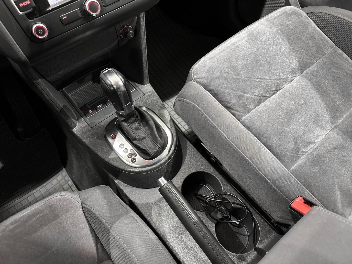 VOLKSWAGEN Touran 2011