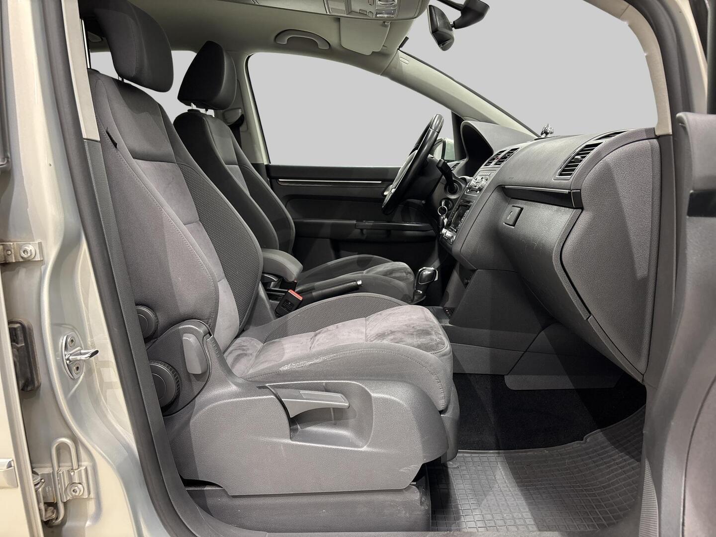 VOLKSWAGEN Touran 2011