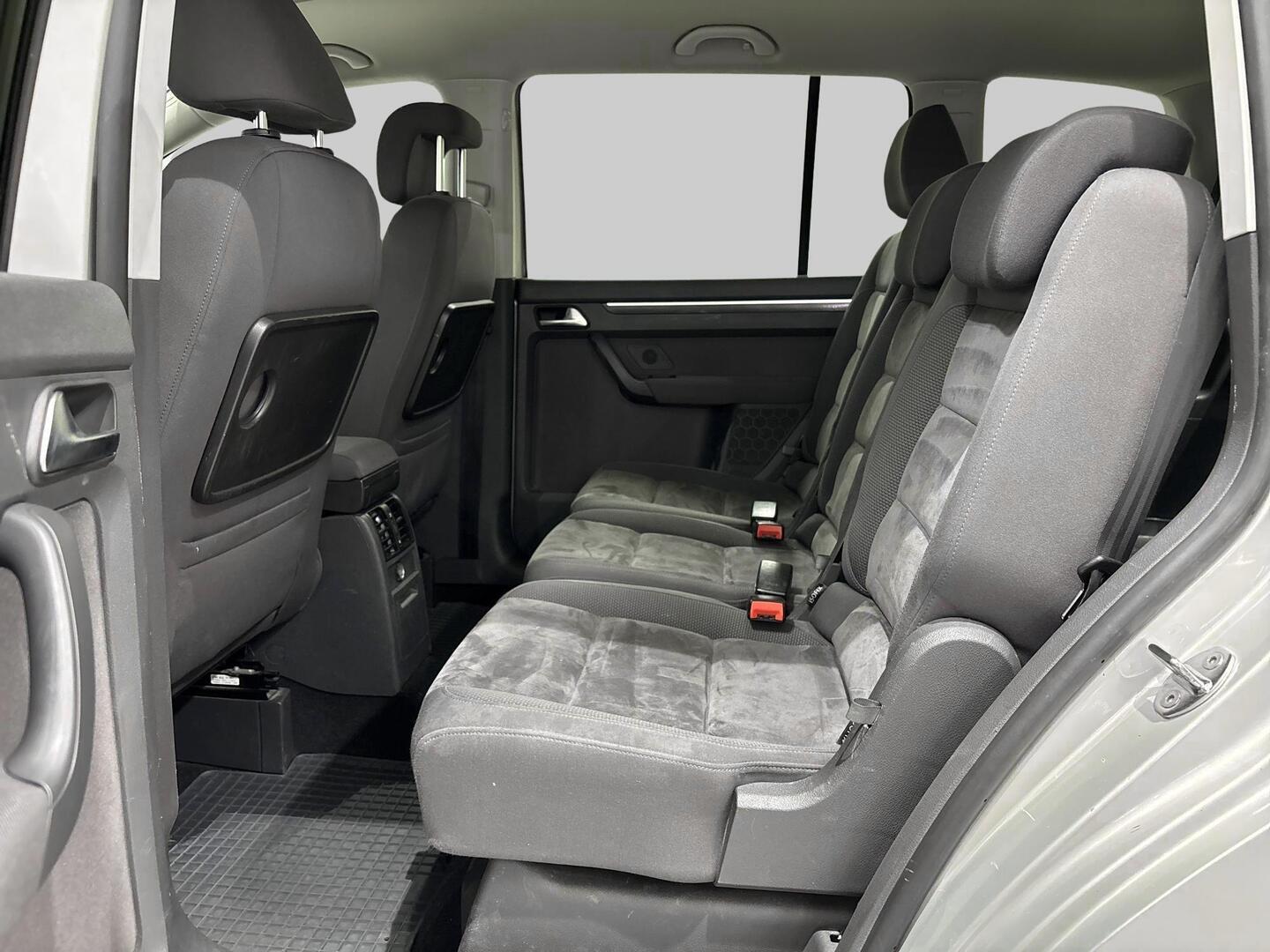 VOLKSWAGEN Touran 2011