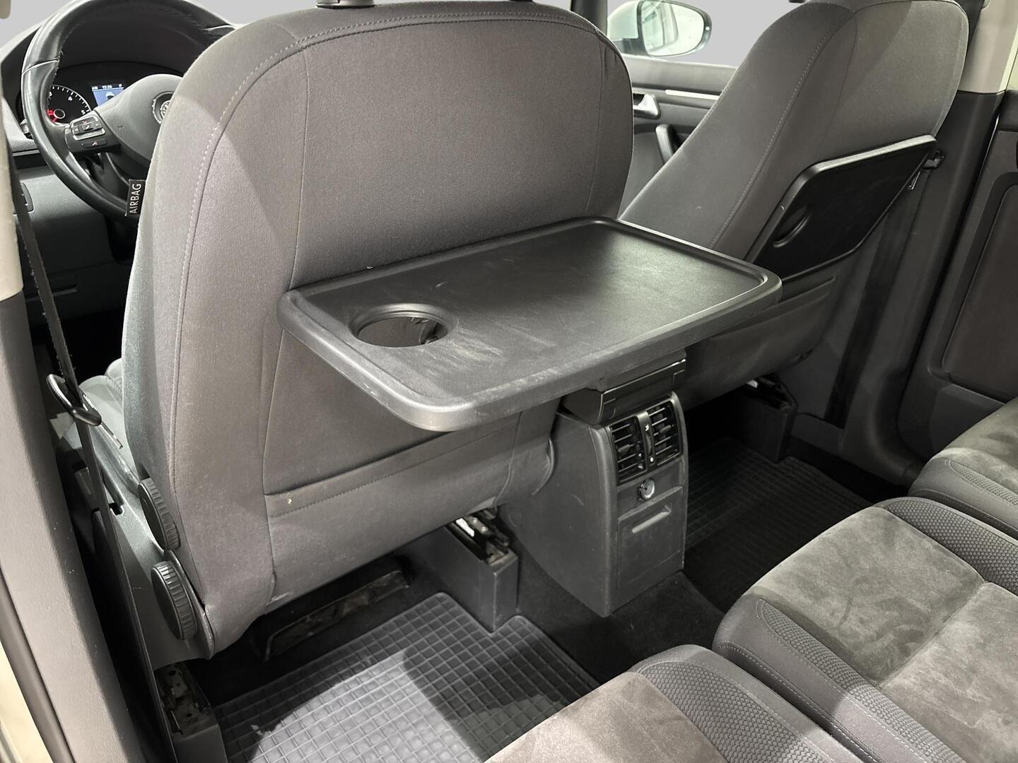 VOLKSWAGEN Touran 2011