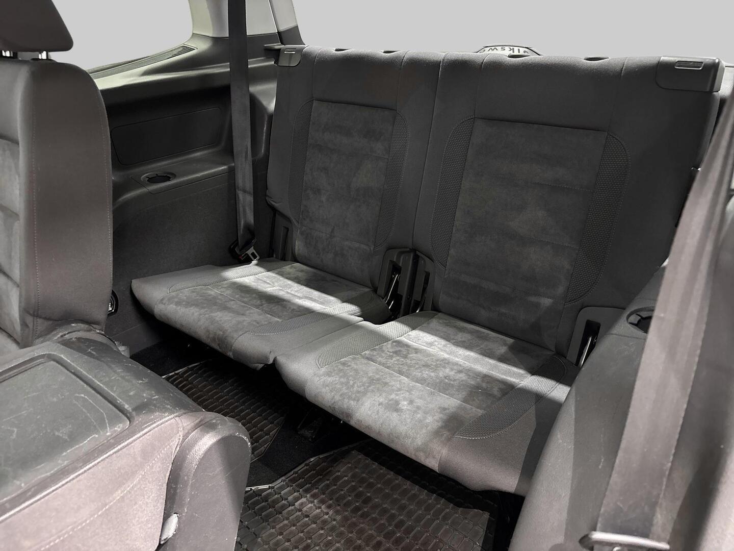 VOLKSWAGEN Touran 2011