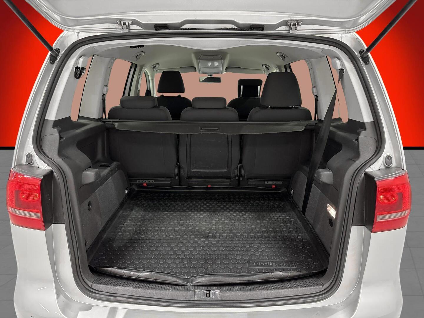 VOLKSWAGEN Touran 2011