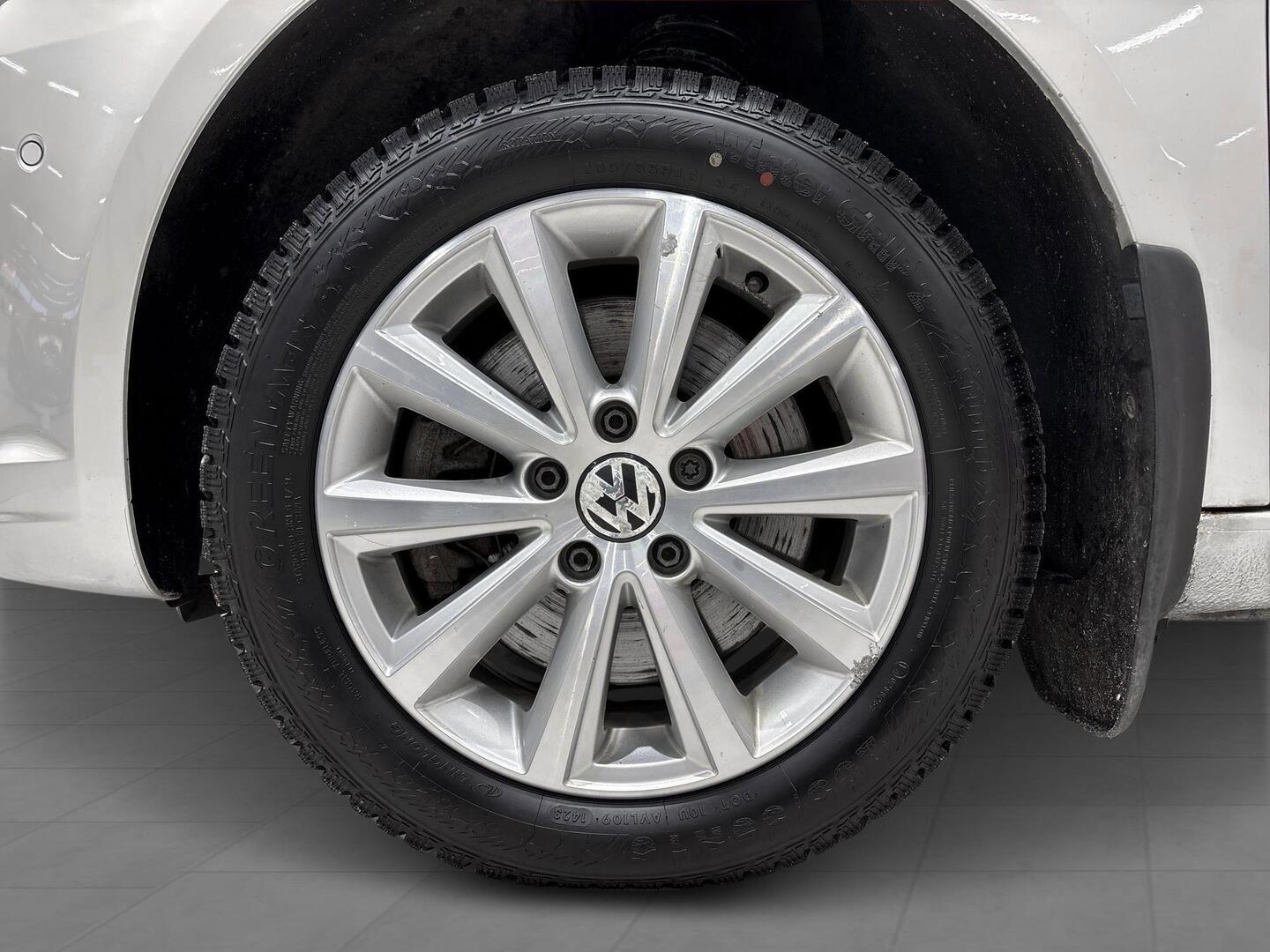 VOLKSWAGEN Touran 2011