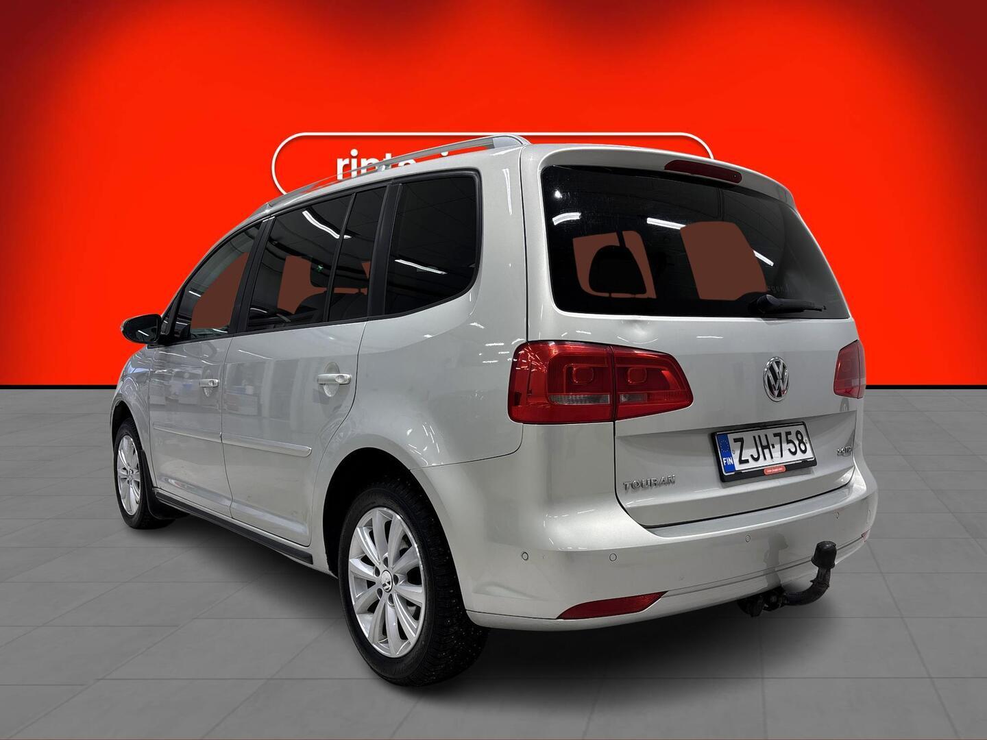 VOLKSWAGEN Touran 2011