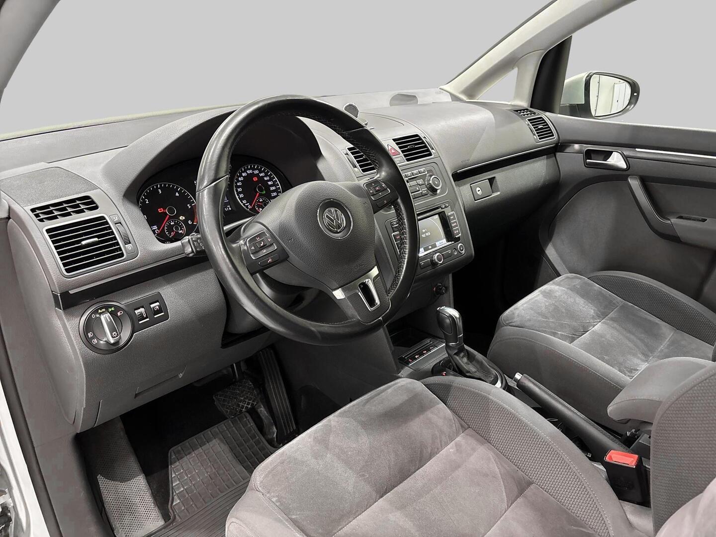 VOLKSWAGEN Touran 2011