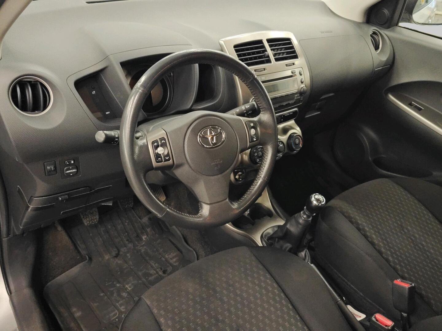 TOYOTA Urban Cruiser 2012