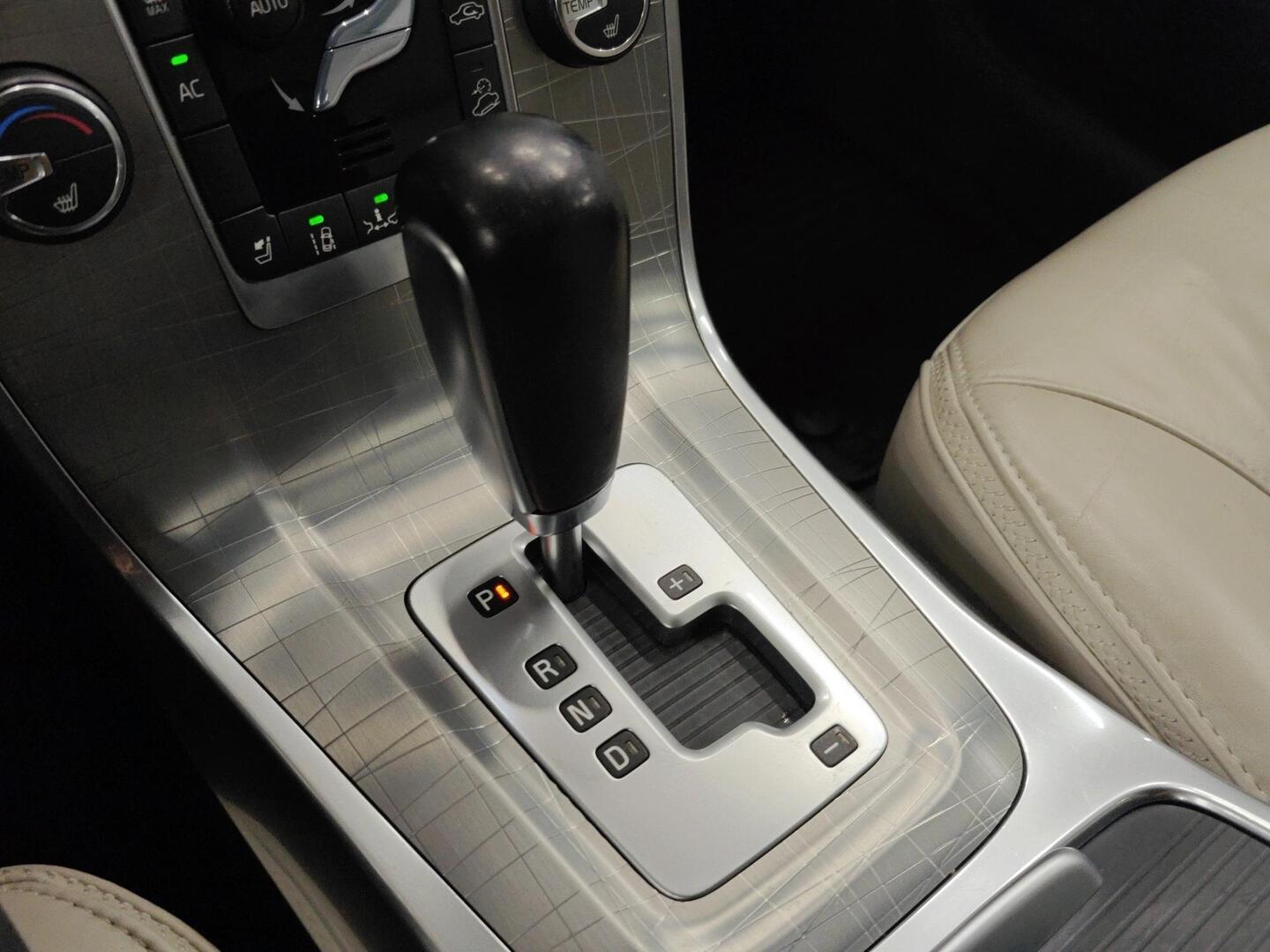 VOLVO XC70 2011