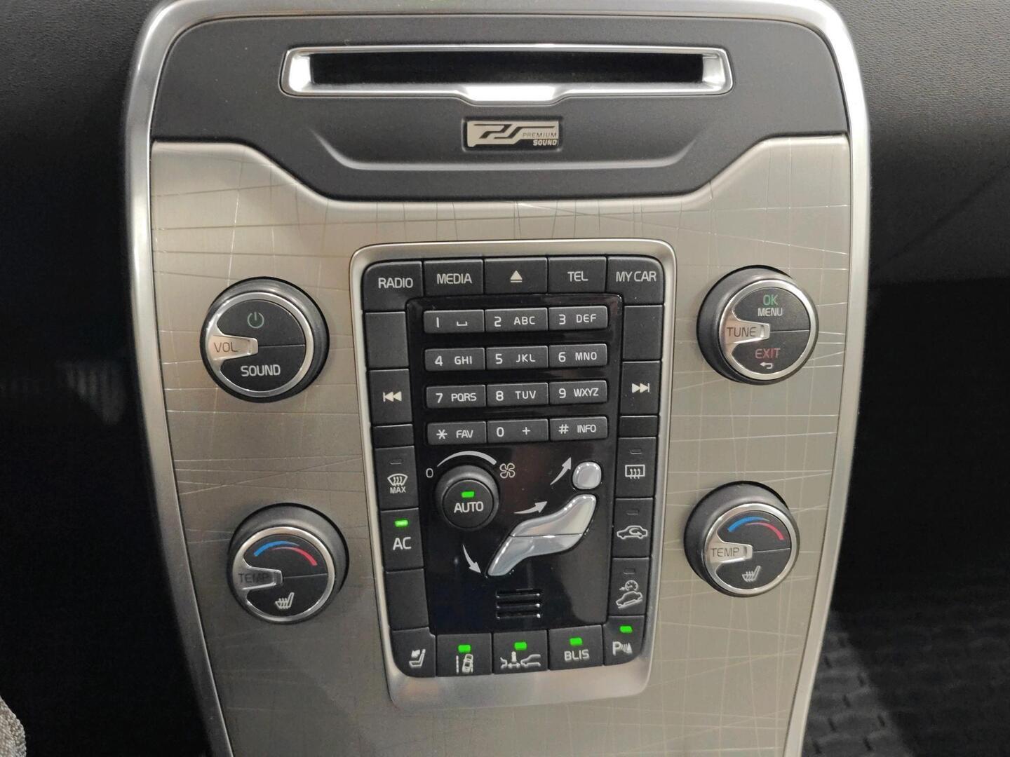 VOLVO XC70 2011