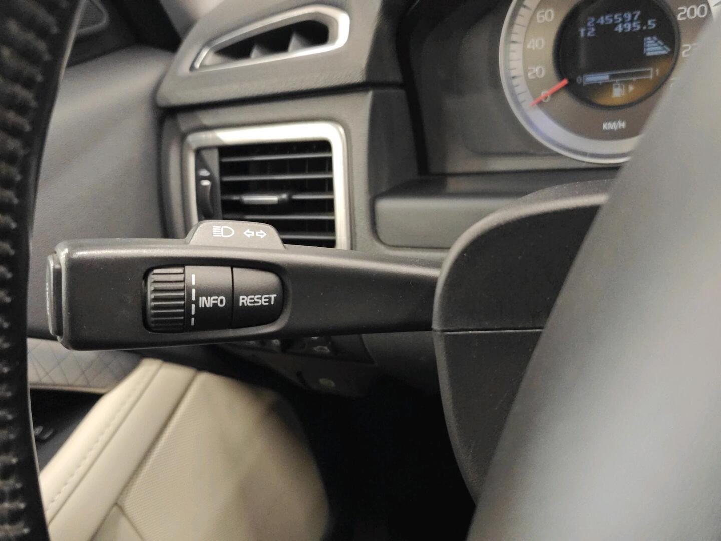 VOLVO XC70 2011
