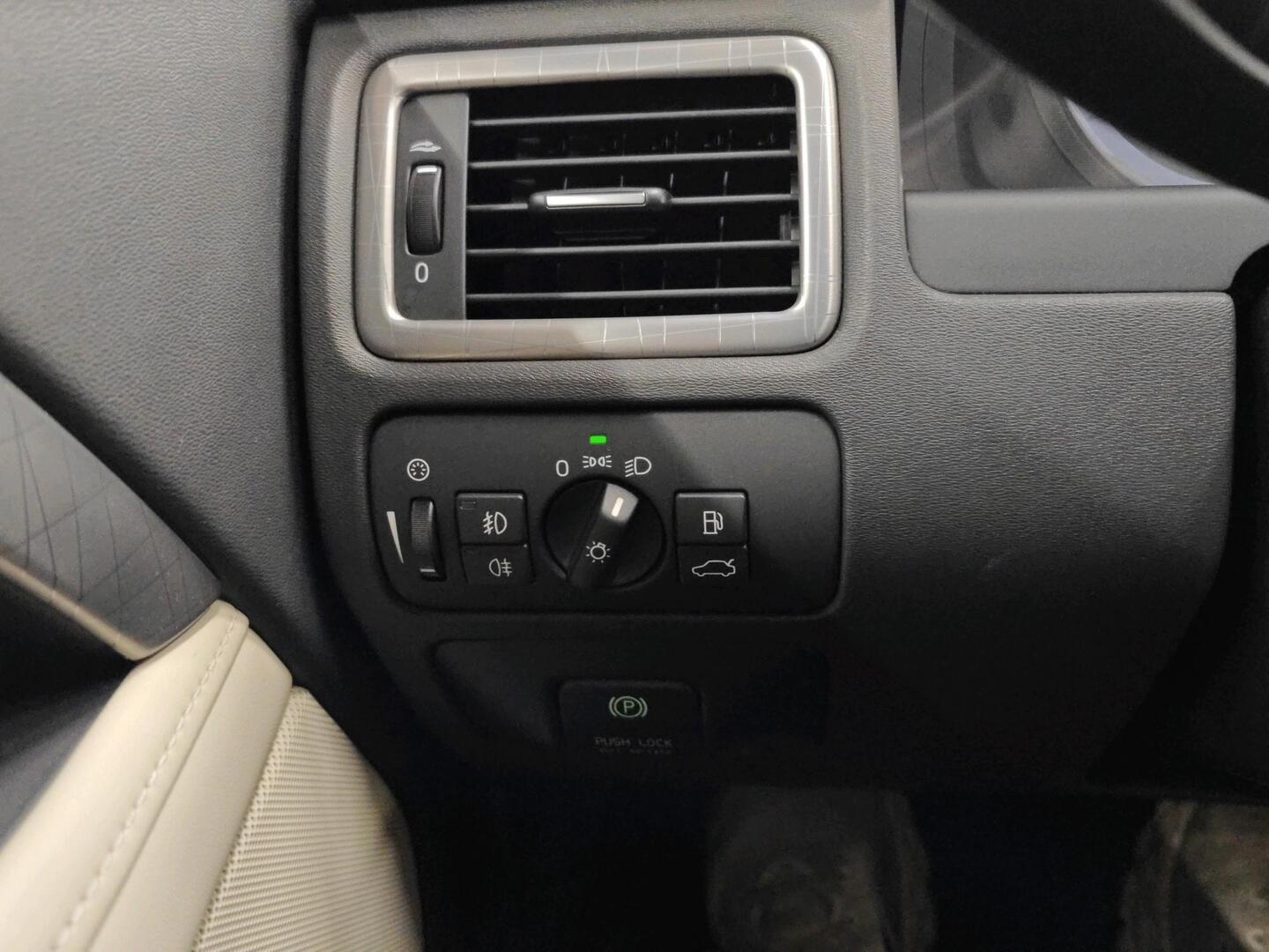 VOLVO XC70 2011