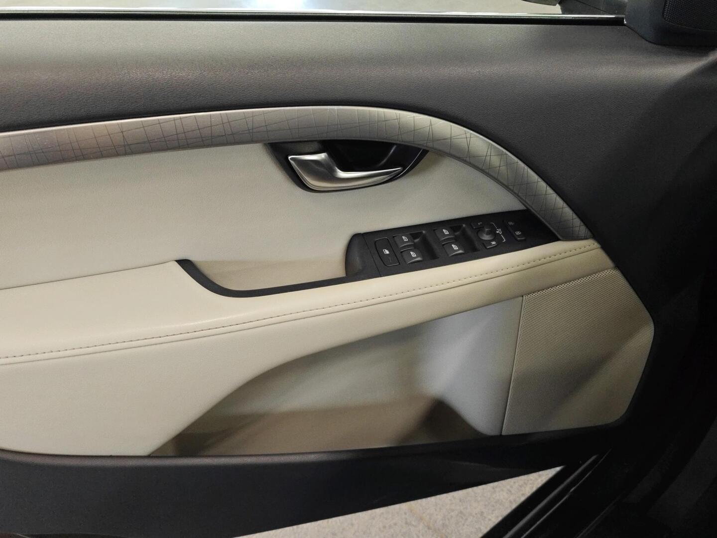 VOLVO XC70 2011