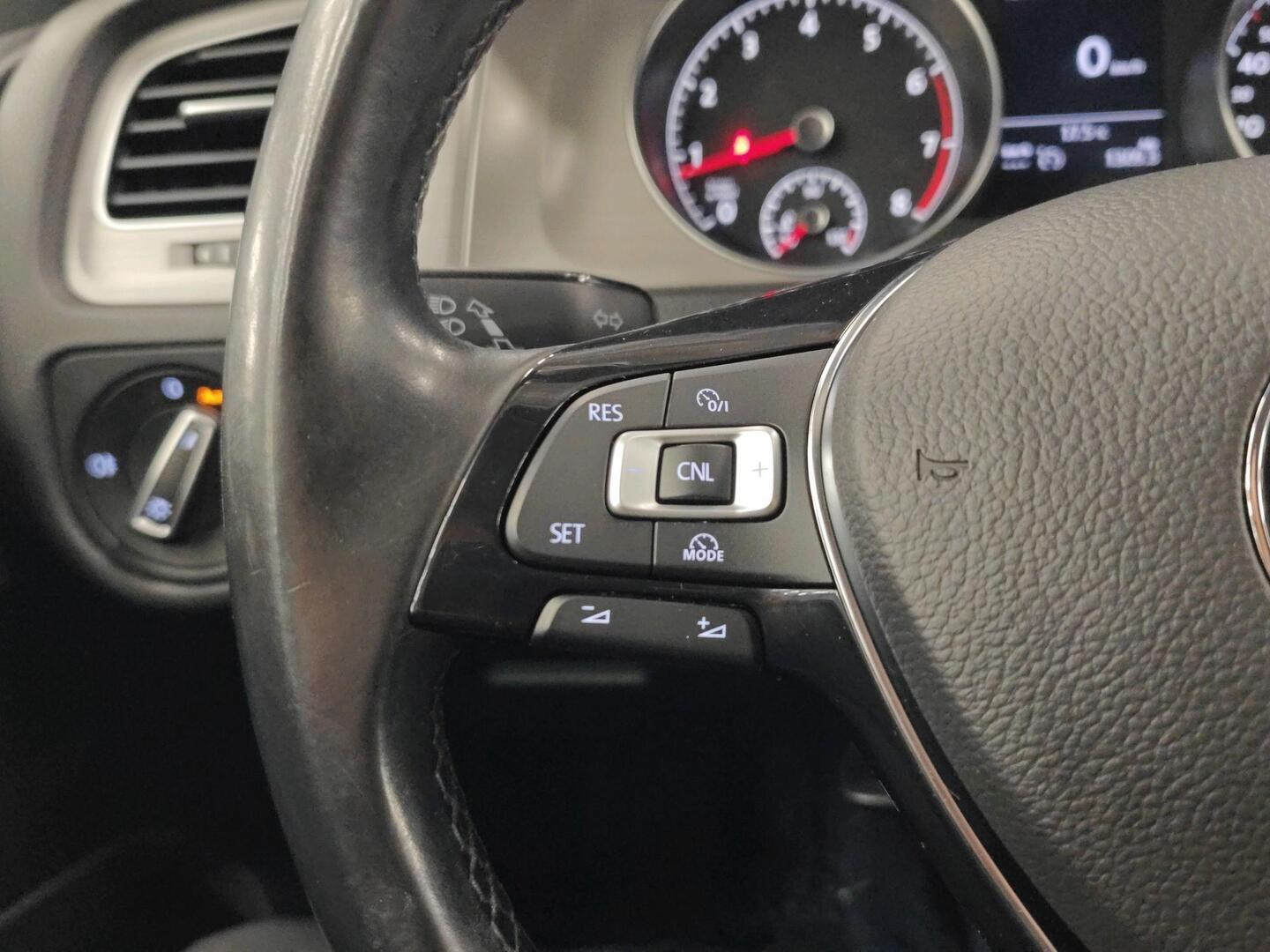 VOLKSWAGEN Golf 2014