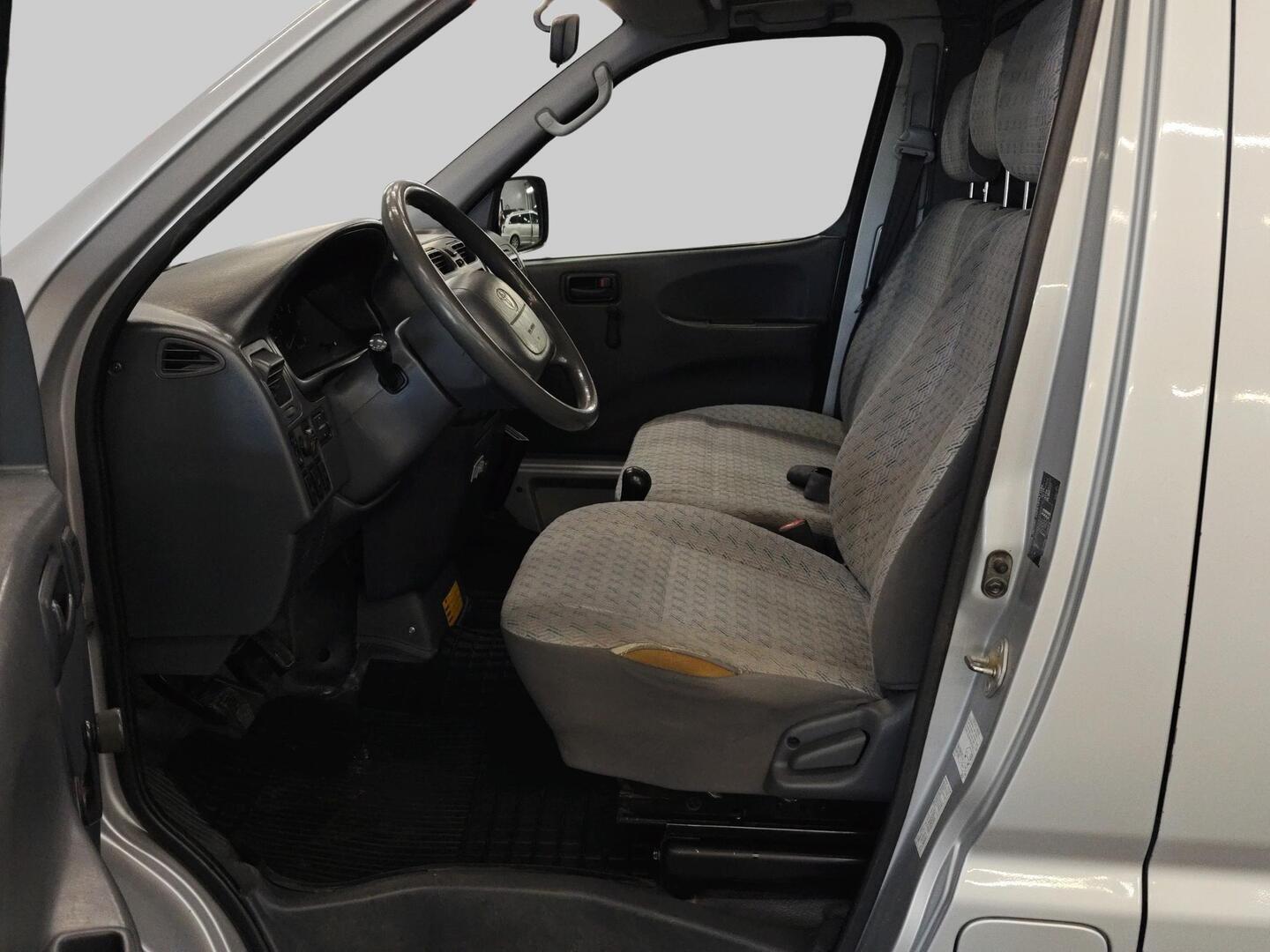 TOYOTA Hiace 2005