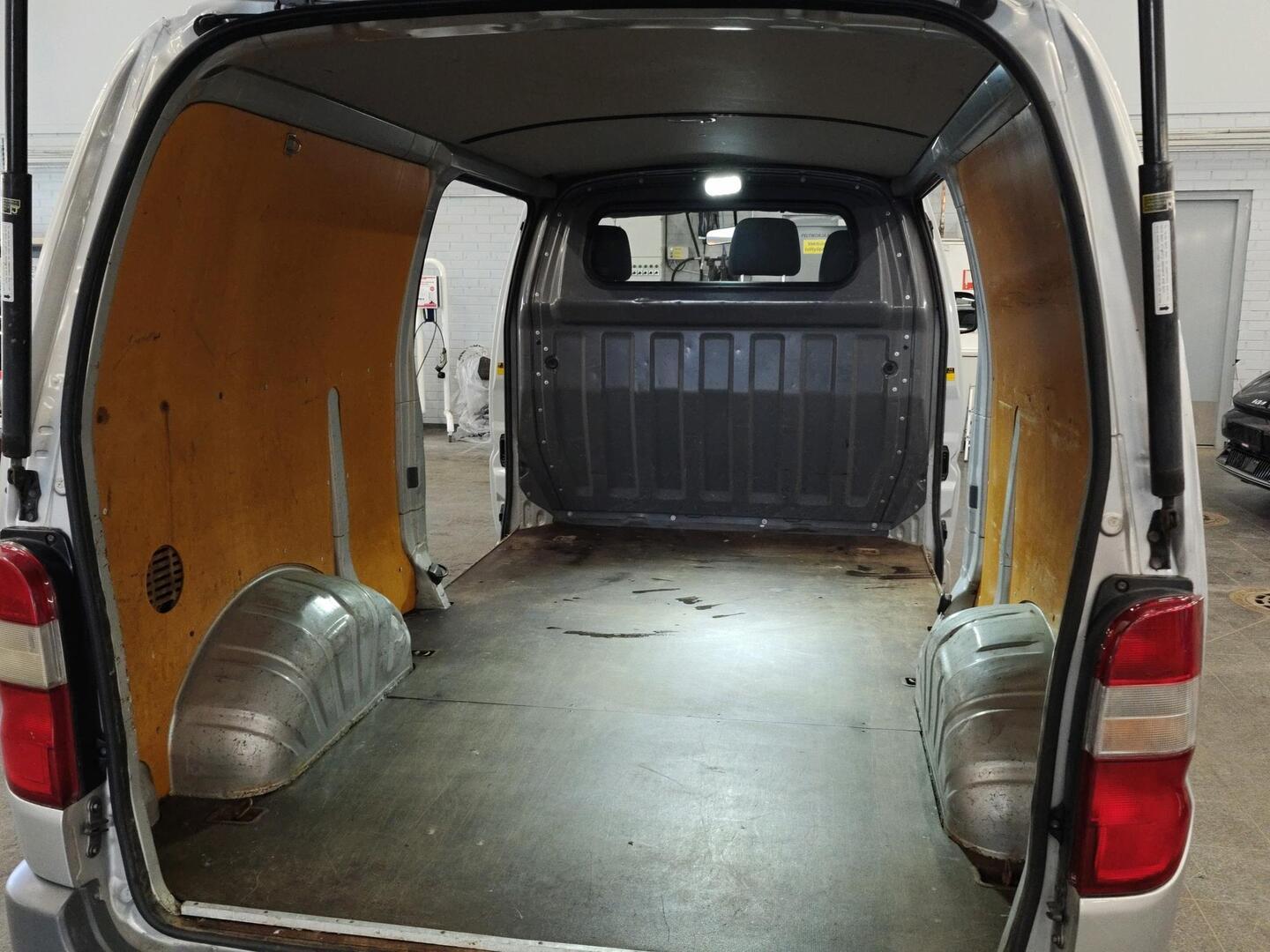 TOYOTA Hiace 2005