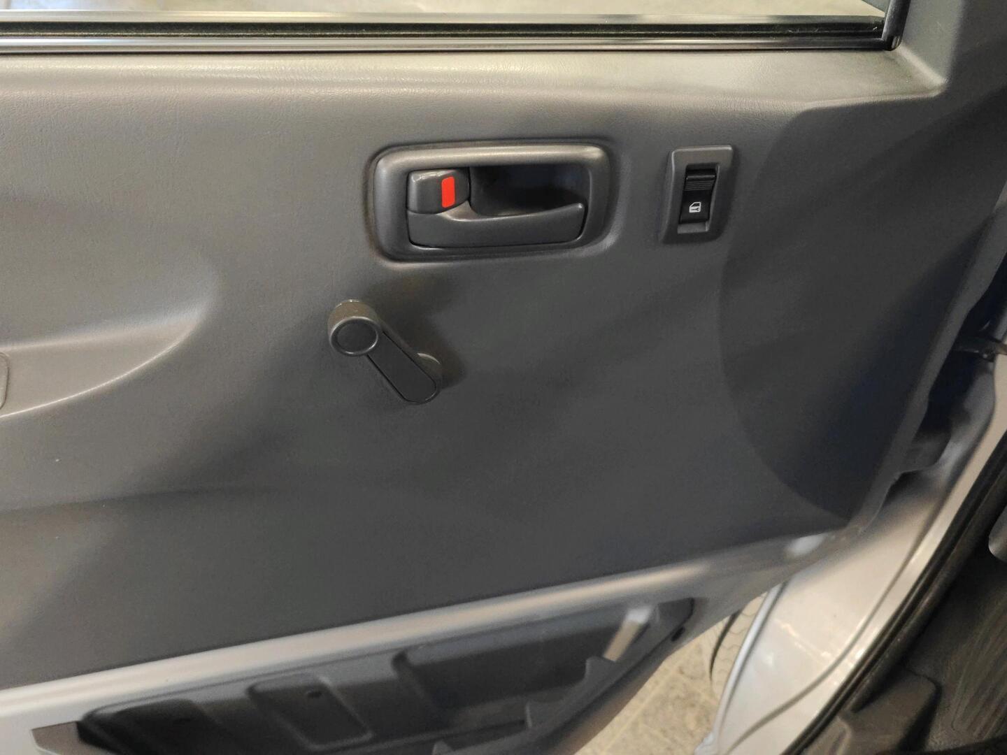 TOYOTA Hiace 2005