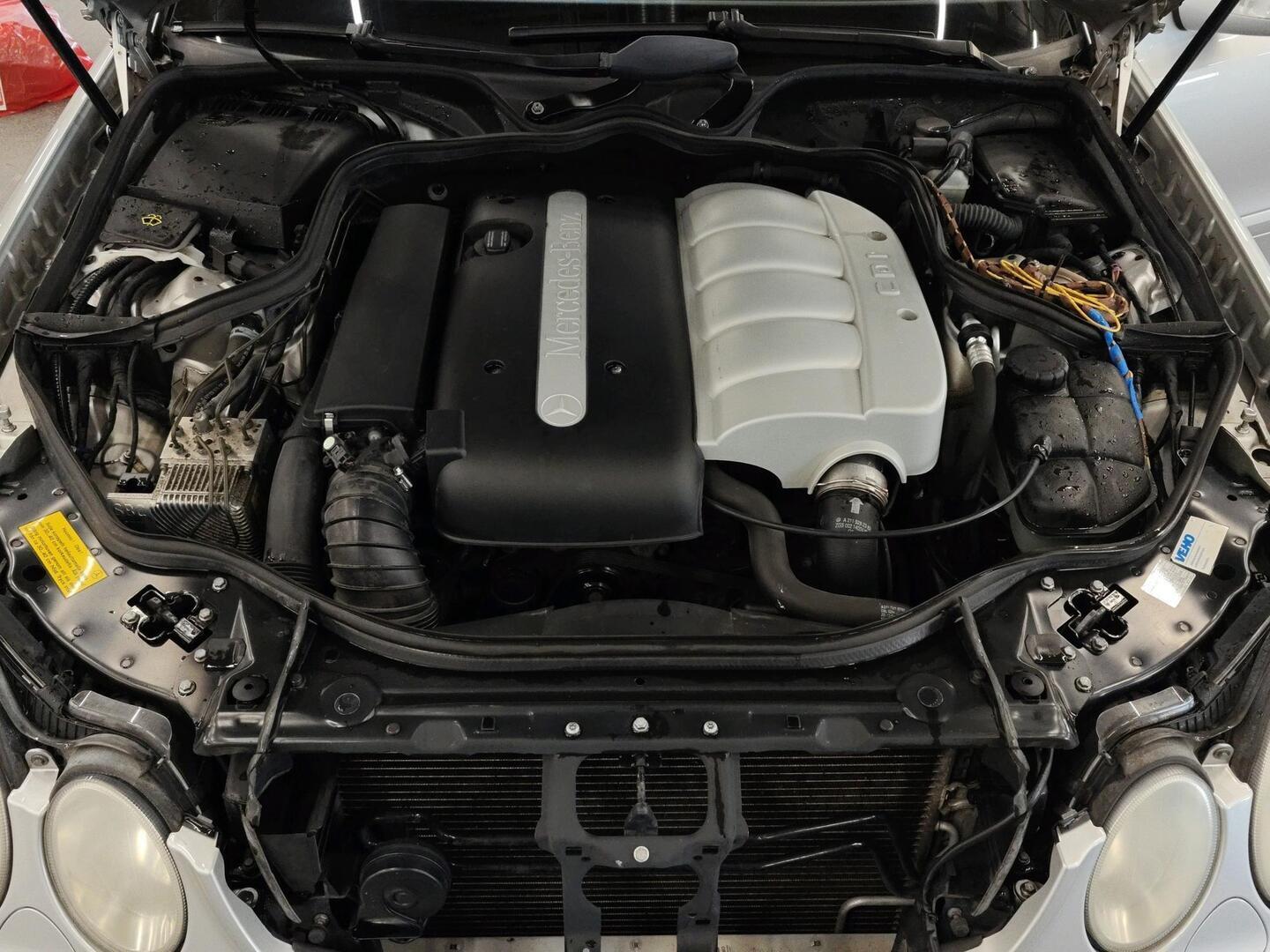 MERCEDES-BENZ E 2004
