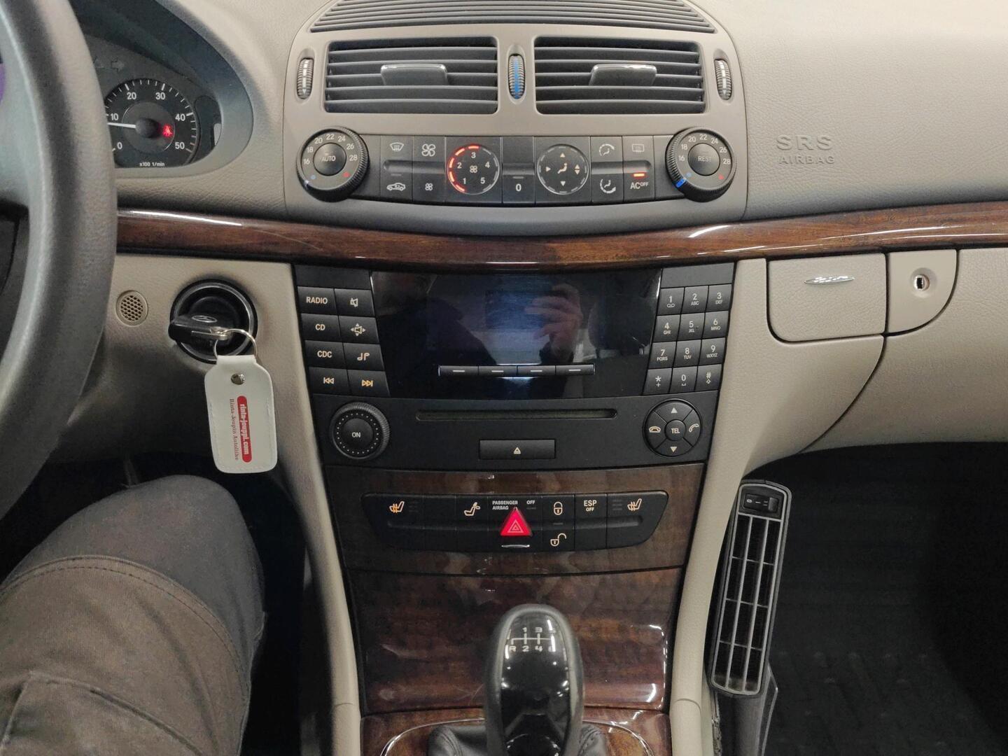 MERCEDES-BENZ E 2004