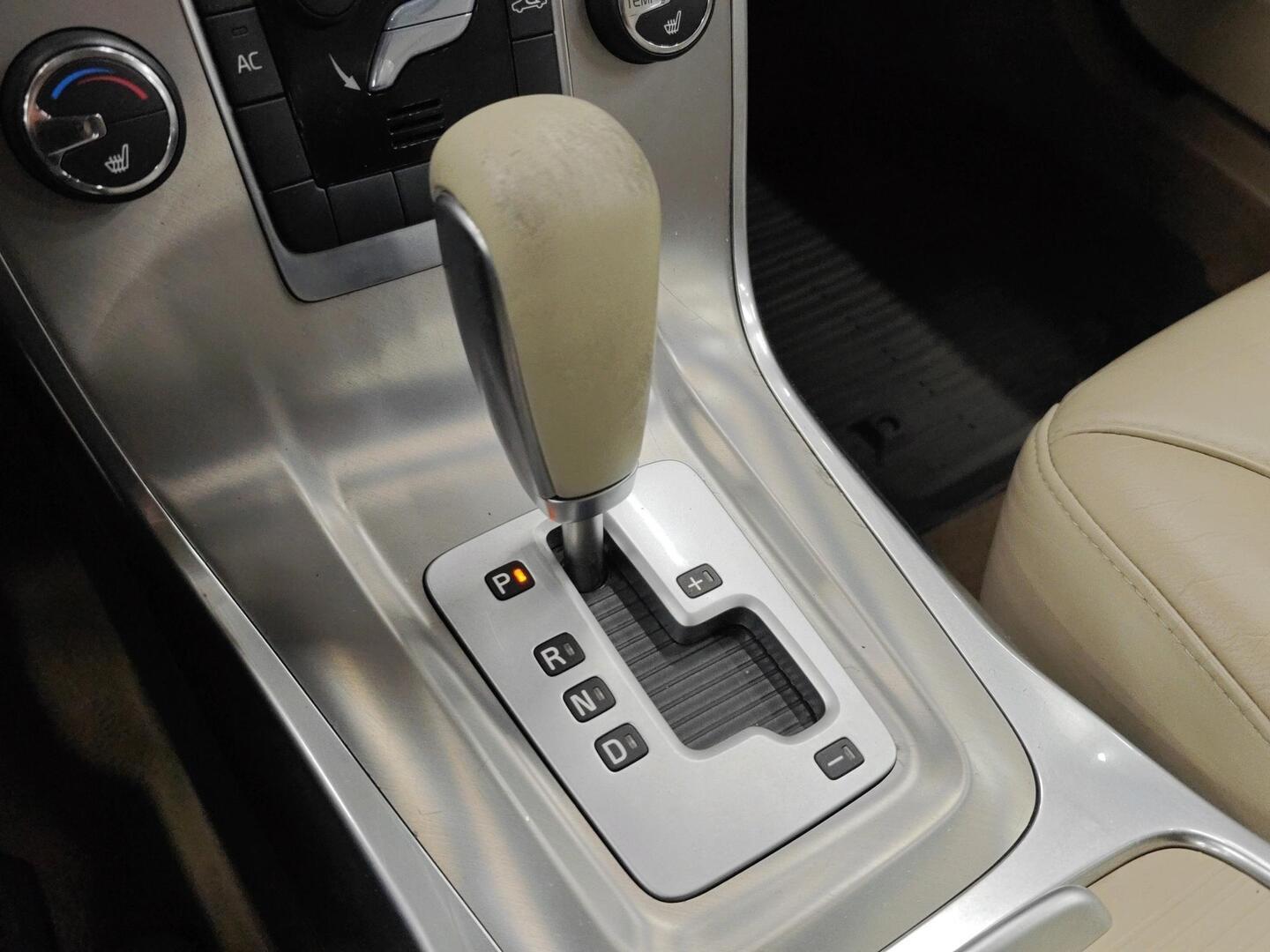 VOLVO V70 2012