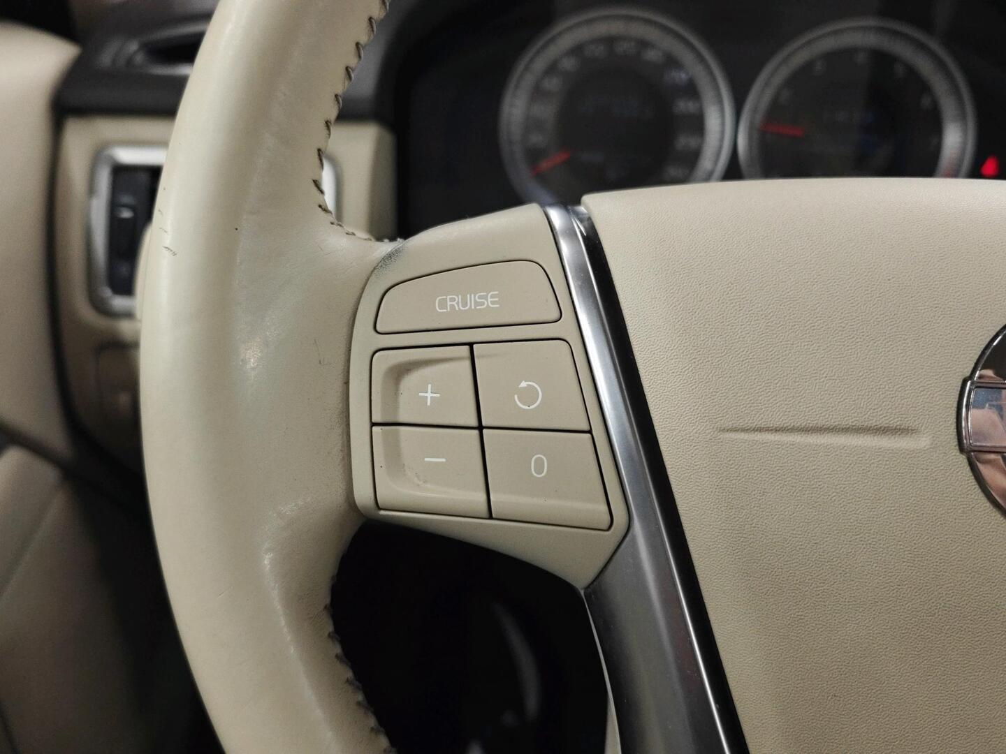 VOLVO V70 2012