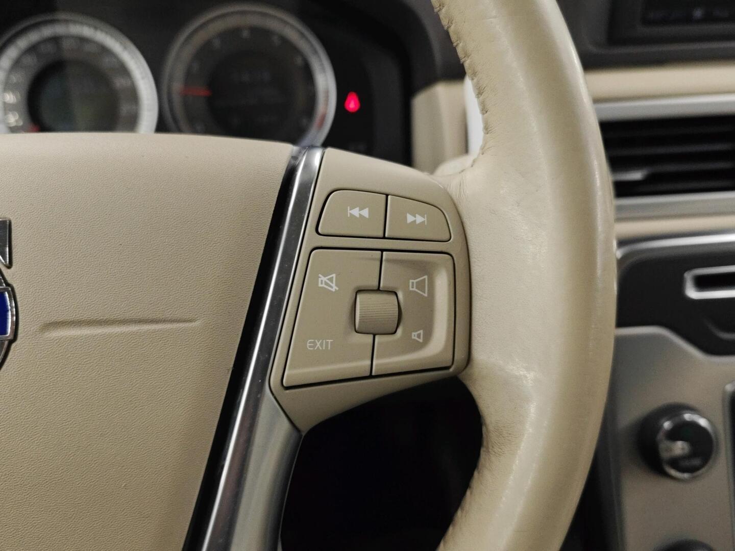 VOLVO V70 2012
