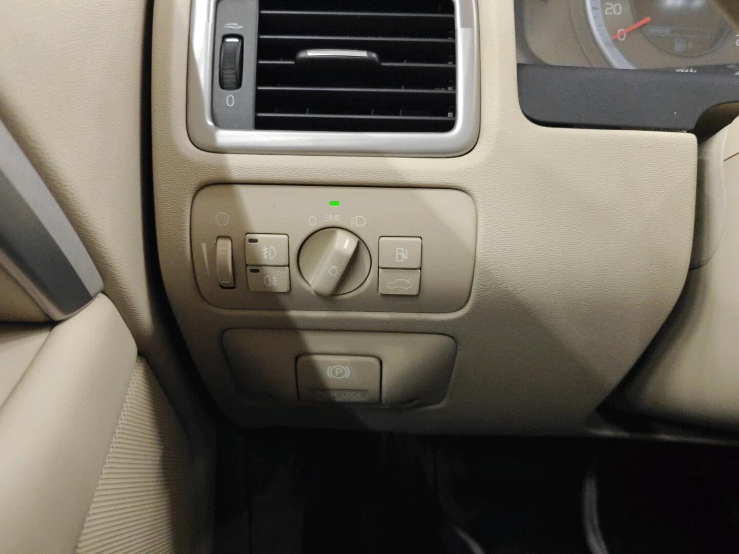 VOLVO V70 2012