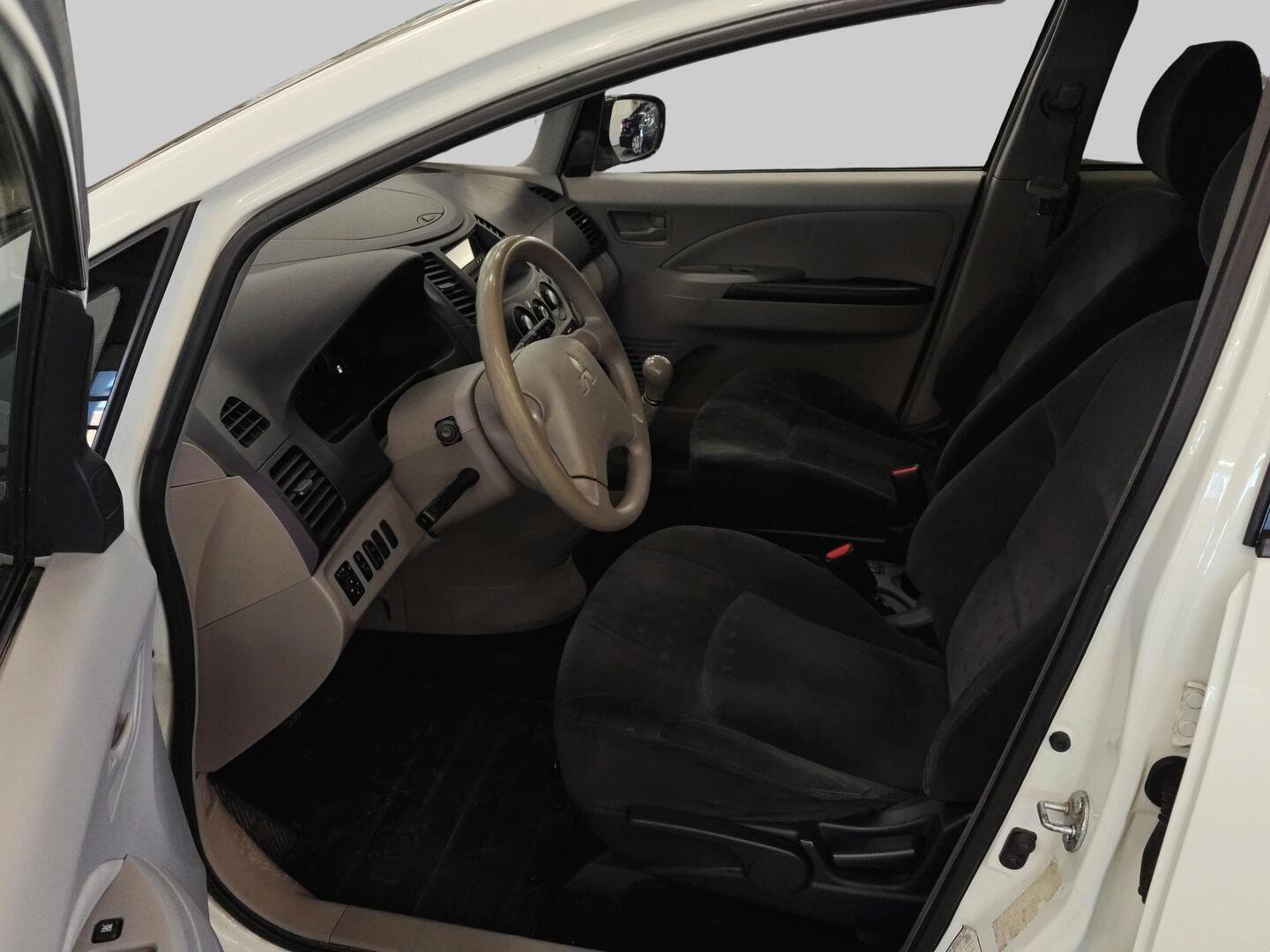 MITSUBISHI Grandis 2006