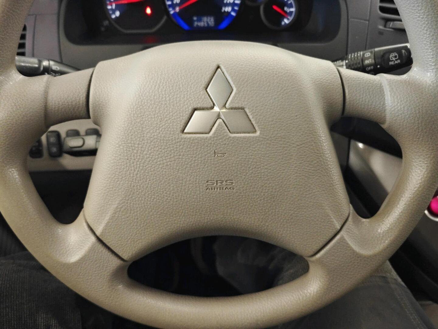 MITSUBISHI Grandis 2006