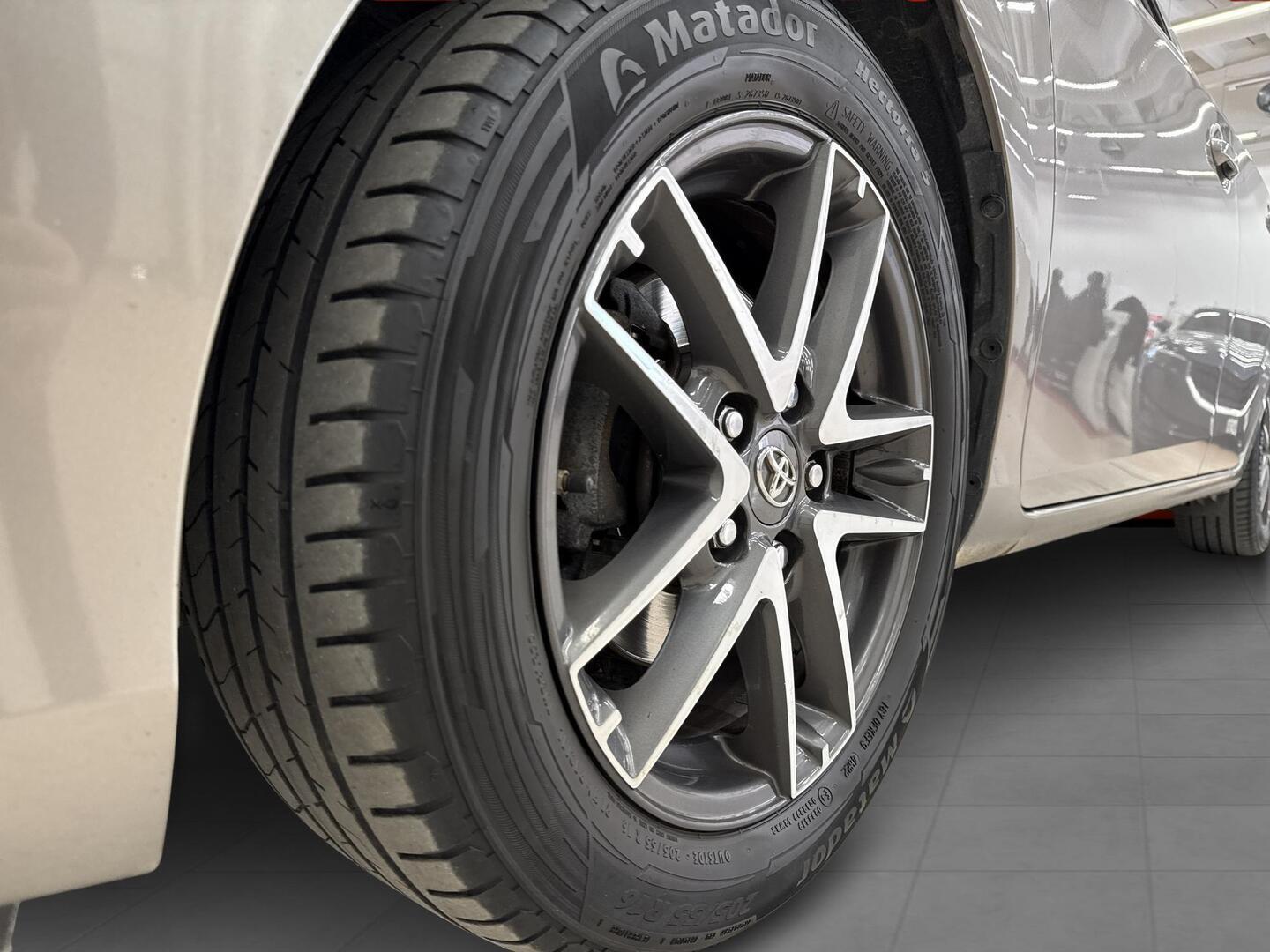 TOYOTA Auris 2015