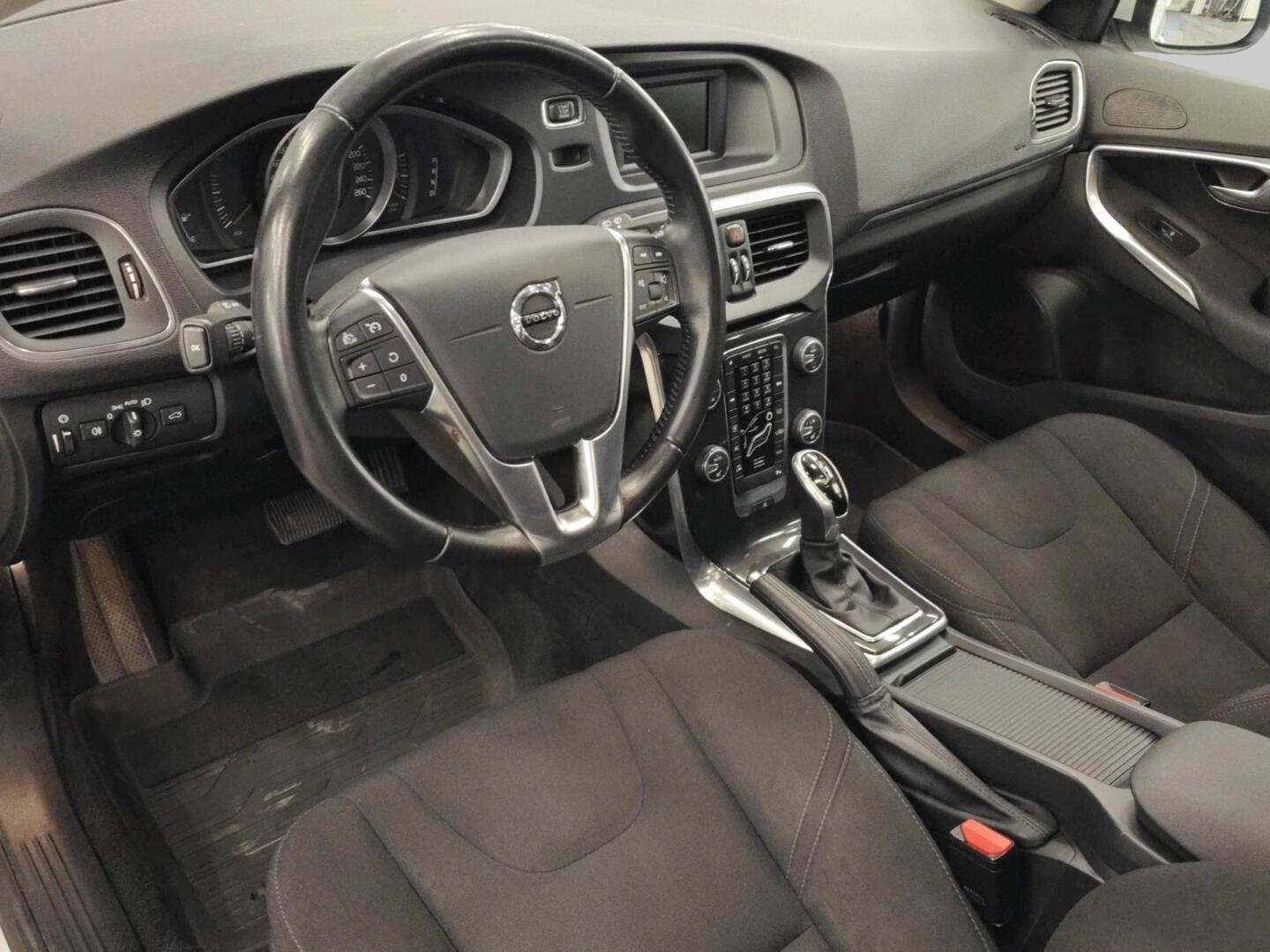 VOLVO V40 2017