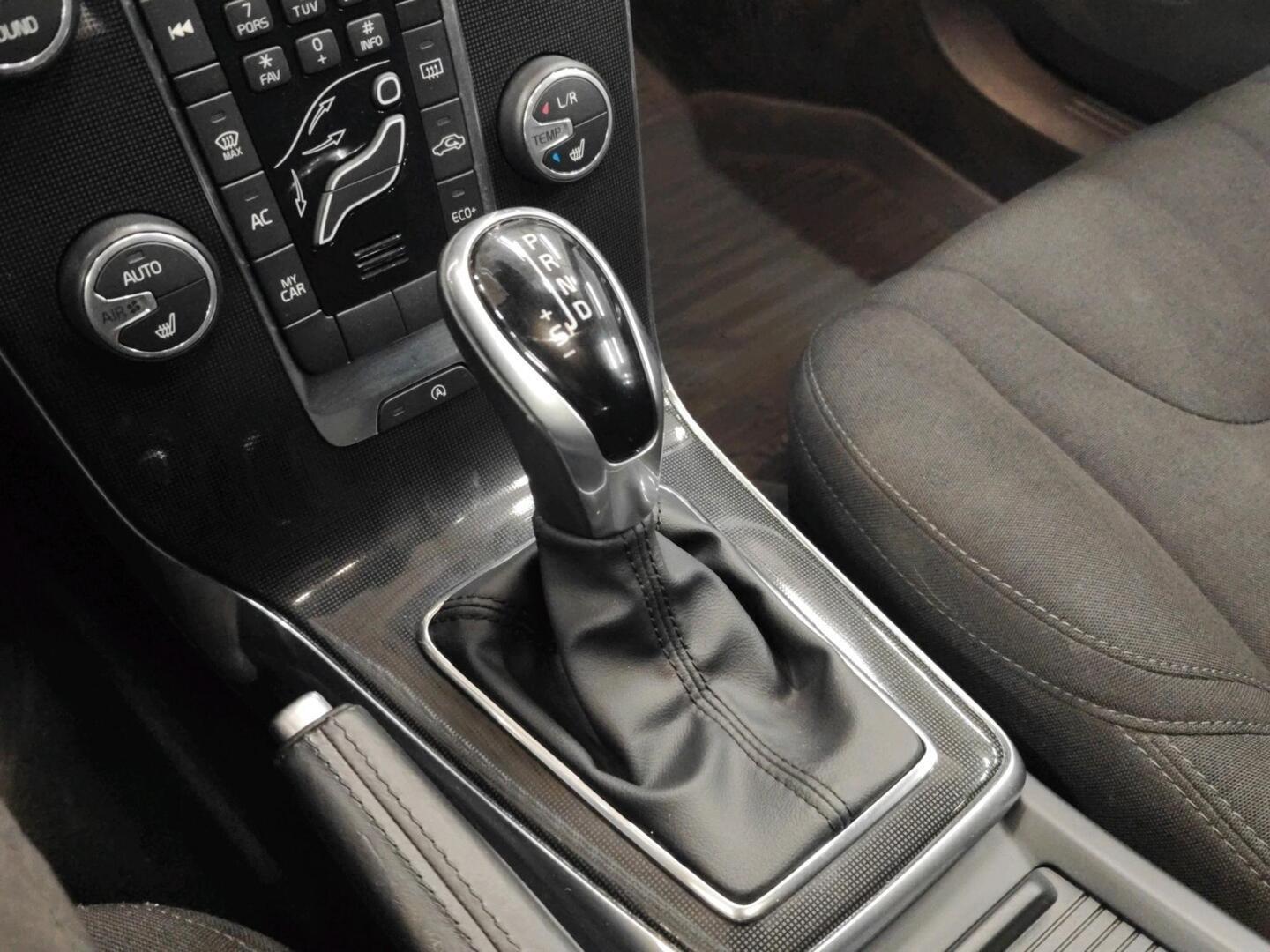 VOLVO V40 2017