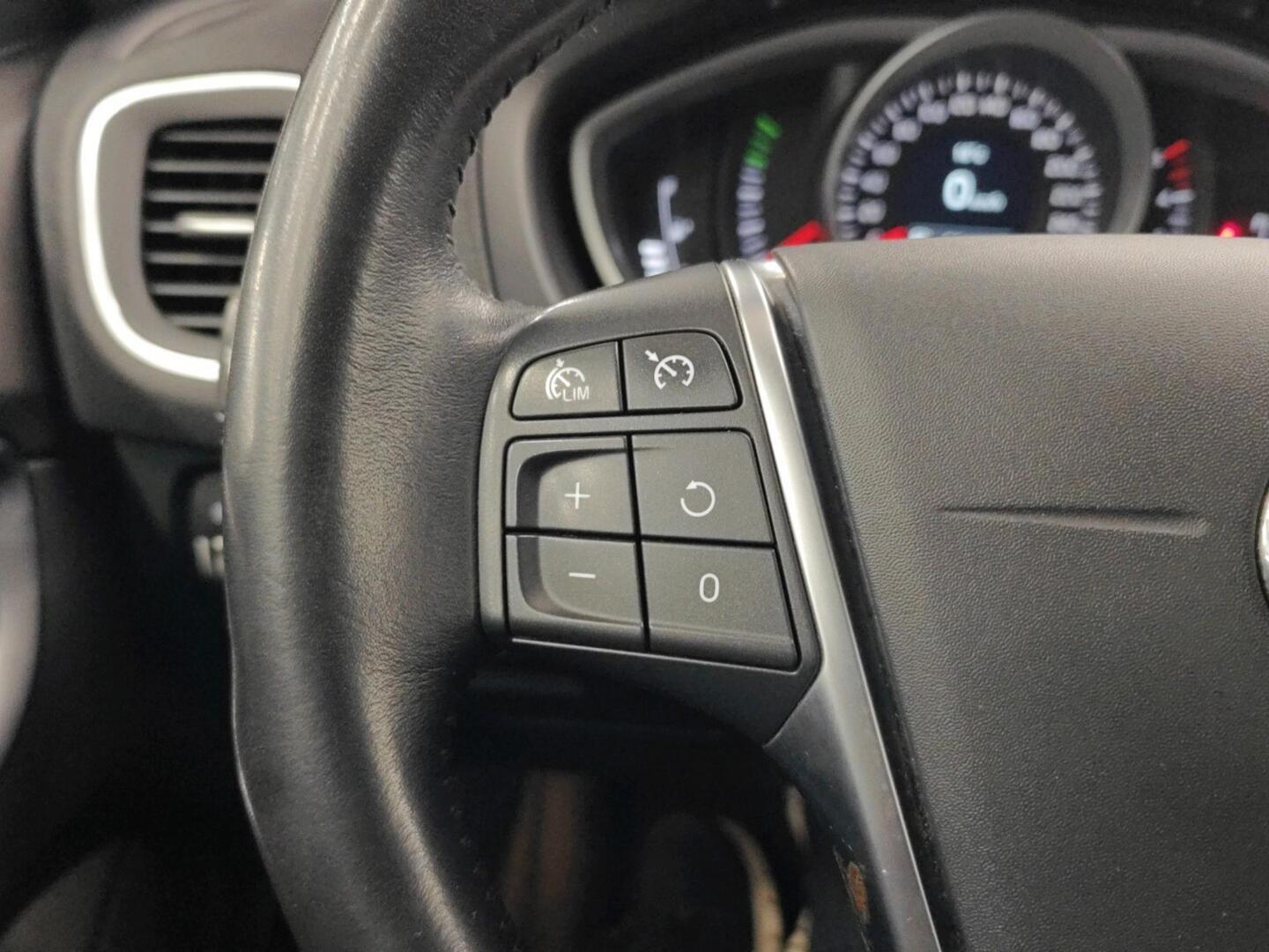 VOLVO V40 2017