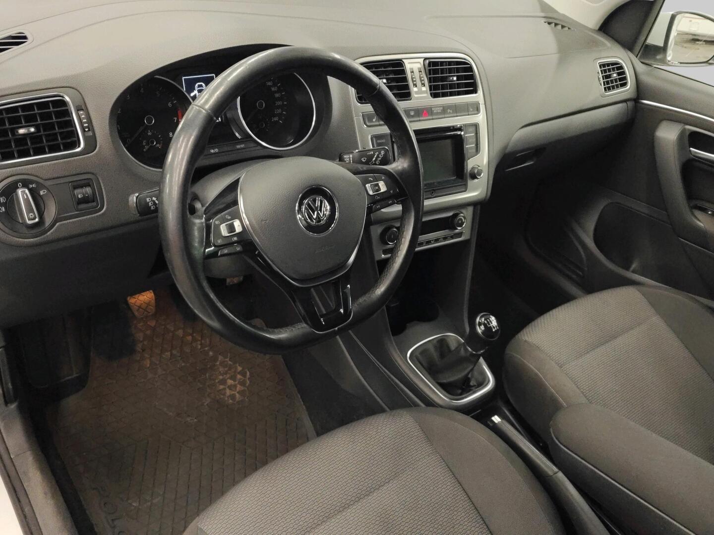 VOLKSWAGEN Polo 2015